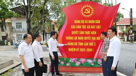 Trưởng ban Tuyên giáo và Dân vận Tỉnh ủy Dương Đức Huy kiểm tra công tác tuyên truyền, khánh tiết tại xã Bát Xát