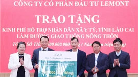 Công ty Cổ phần Đầu tư Lemont trao 500 triệu đồng hỗ trợ xã Y Tý làm đường giao thông