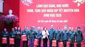 Phó Thủ tướng Phạm Thị Thanh Trà thăm, tặng quà một số cơ quan, trường học, người dân phường Lào Cai và các xã Bát Xát, Trịnh Tường
