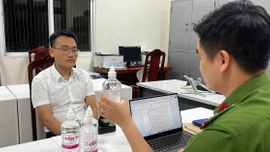 50.000 chai cồn y tế giả bị phát hiện: Mối nguy từ ngộ độc cấp tính tới tử vong