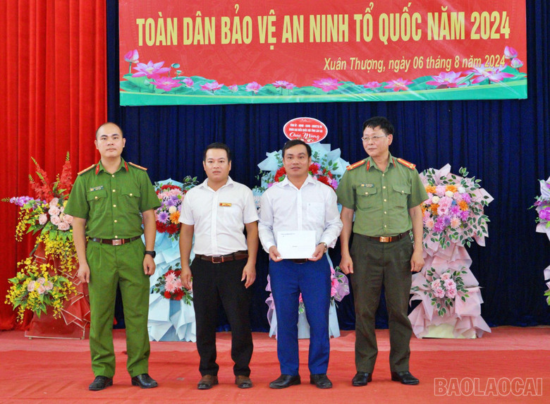 Khen thưởng các tập thể, cá nhân xã Xuân Thượng trong thực hiện phong trào Toàn dân bảo vệ an ninh Tổ quốc năm 2024.