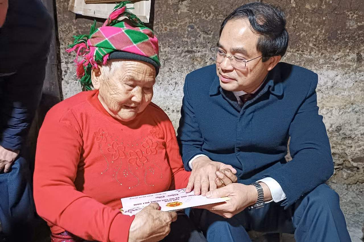 Chủ tịch UBND tỉnh Trịnh Xuân Trường thăm, tặng quà tết các gia đình chính sách, đơn vị tại Bát Xát