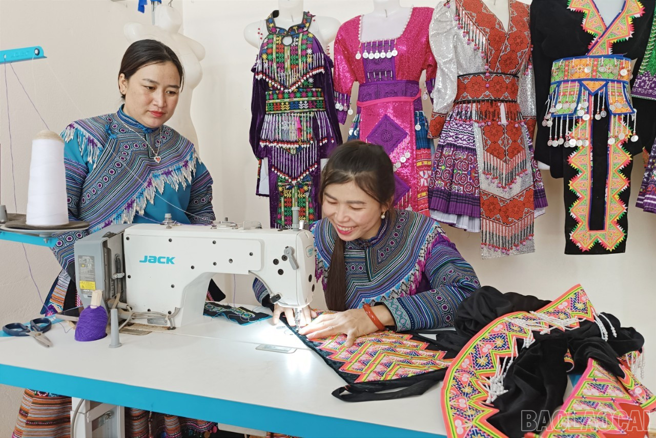 [Ảnh] Phụ nữ xã Cốc Ly tích cực tham gia phát triển kinh tế