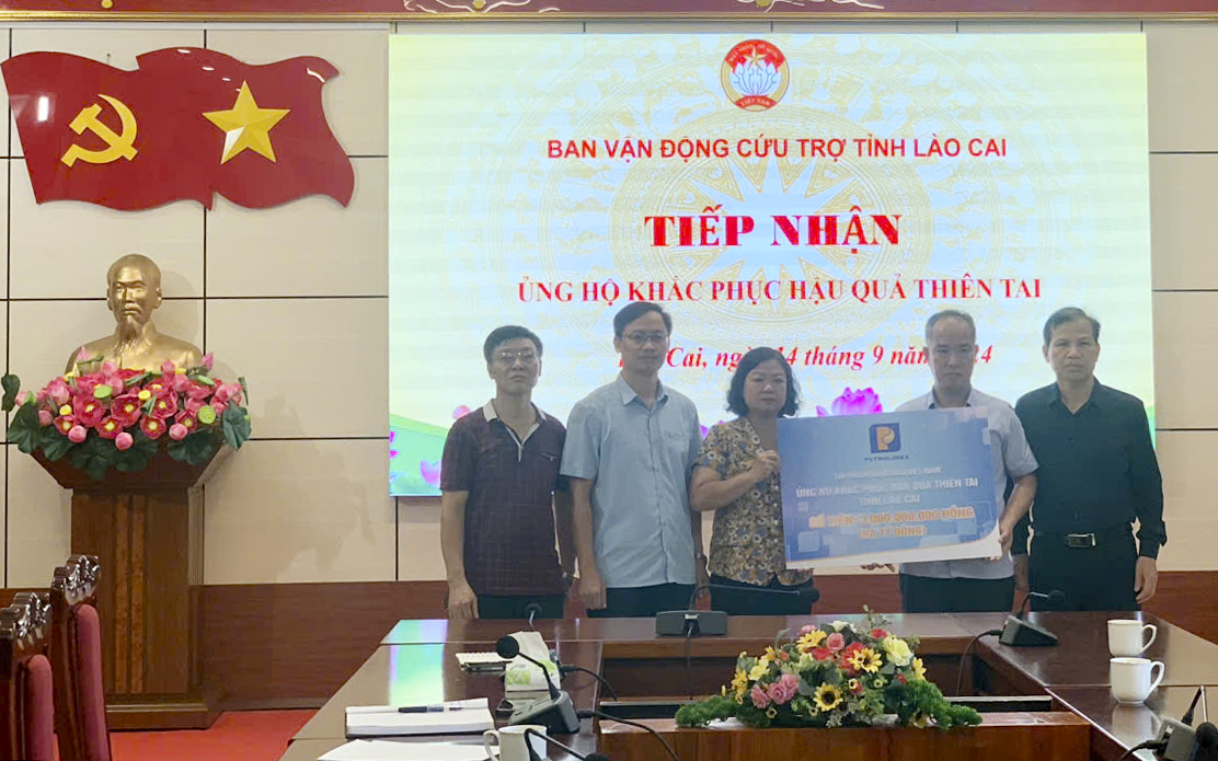 Được sự ủy quyền của Tập đoàn xăng dầu Việt Nam, lãnh đạo Công ty xăng dầu Lào Cai trao số tiền ủng hộ 3 tỷ đồng cho đơn vị tiếp nhận là Ủy ban MTTQ Việt Nam tỉnh. z5828920482085_6201b7ae0251227f7242f80ac0da1f66.jpg