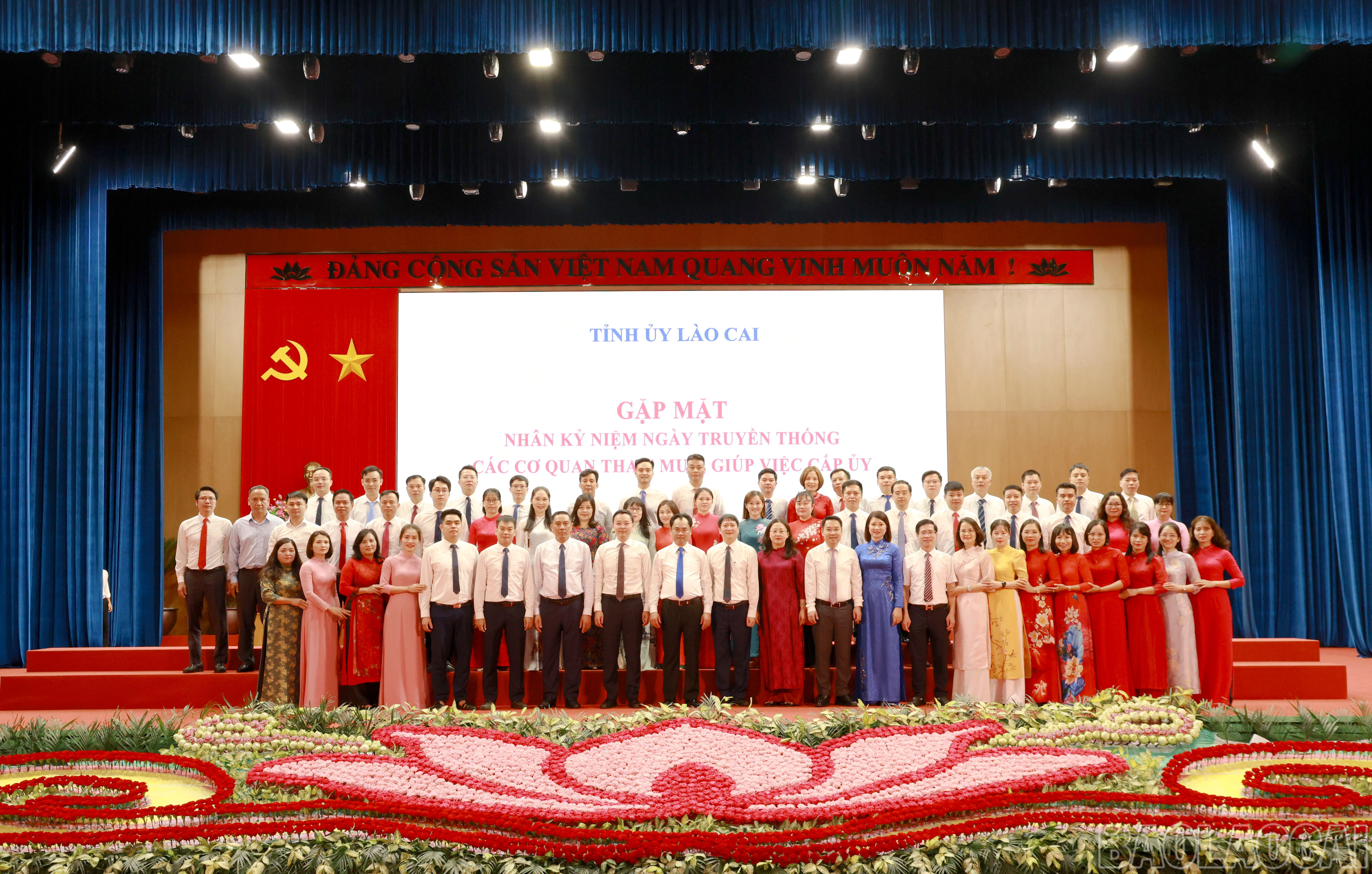 Thường trực Tỉnh ủy chụp ảnh lưu niệm với lãnh đạo, cán bộ, công chức Văn phòngTỉnh ủy . baolaocai-br_060a9170.jpg
