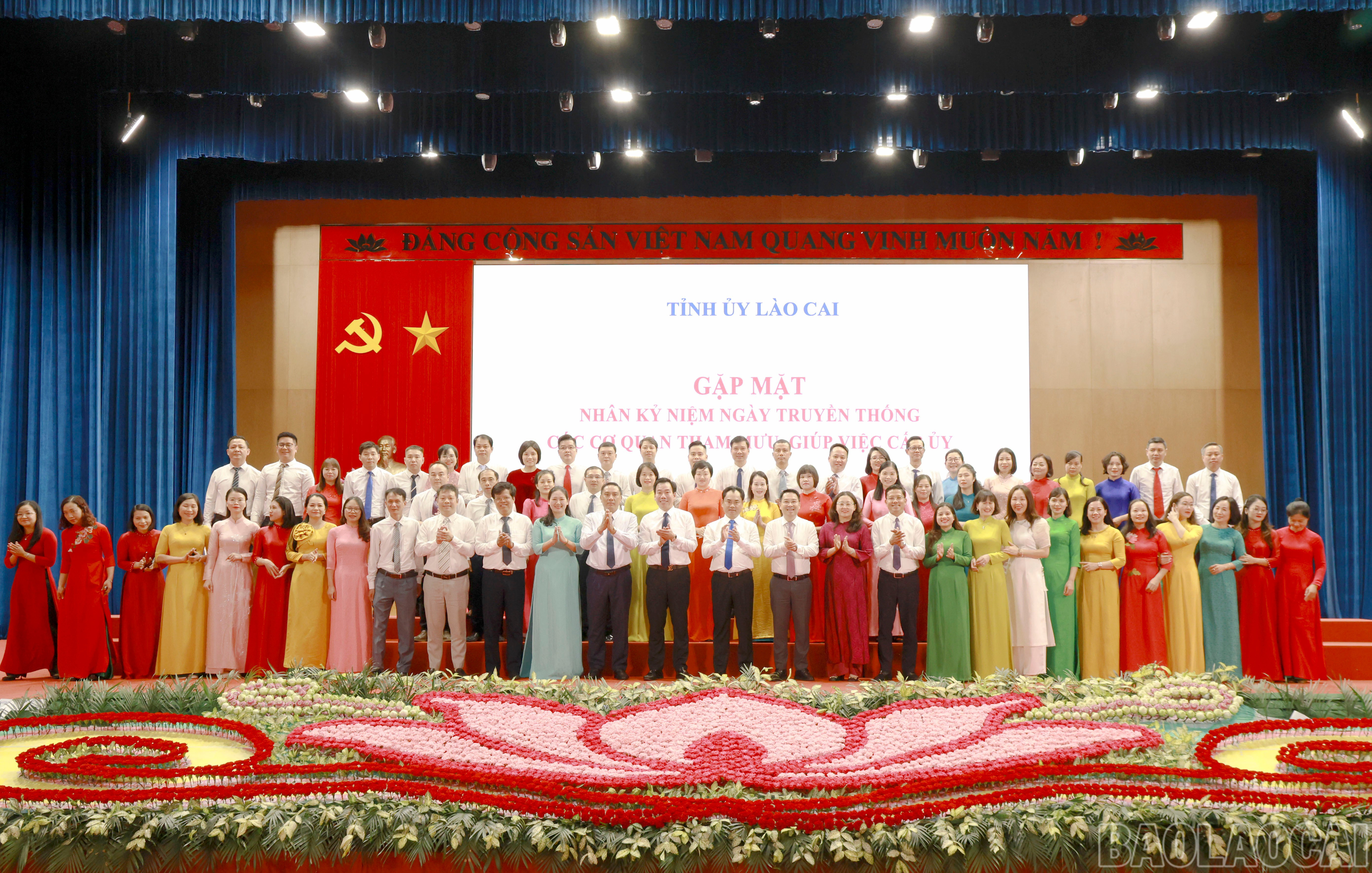 Thường trực Tỉnh ủy chụp ảnh lưu niệm với lãnh đạo, cán bộ, công chức Ban Tuyên giáo - Dân vận Tỉnh ủy nhân Ngày truyền thống dân vận của Đảng. baolaocai-br_060a9124.jpg
