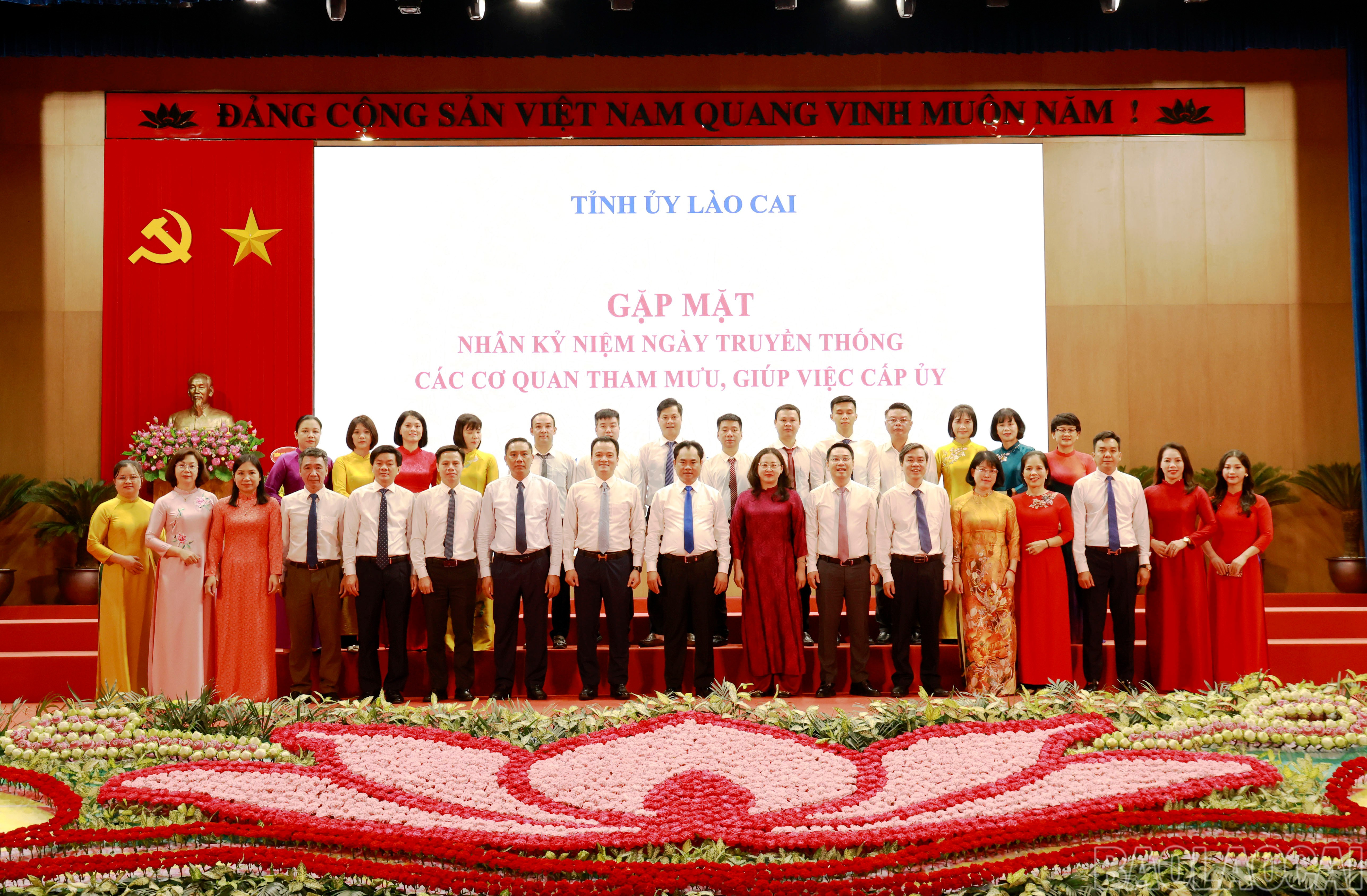 Thường trực Tỉnh ủy chụp ảnh lưu niệm với lãnh đạo, cán bộ, công chức Ban Nội chínhTỉnh ủy . baolaocai-br_060a9157.jpg