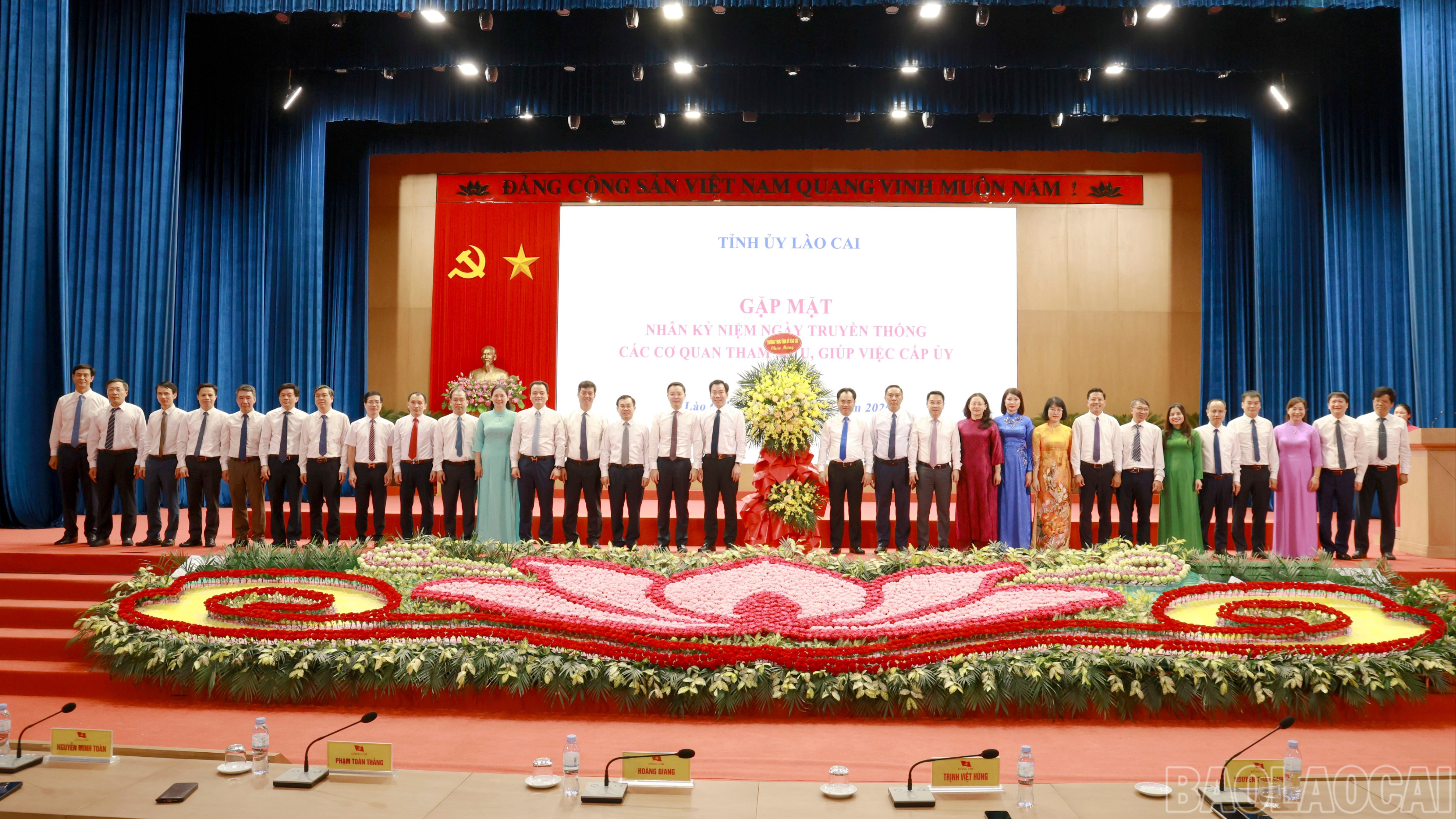 Thường trực Tỉnh ủy tặng hoa chúc mừng các Ban xây dựng Đảng, Văn phòng Tỉnh ủy. baolaocai-br_060a9081-6483.jpg