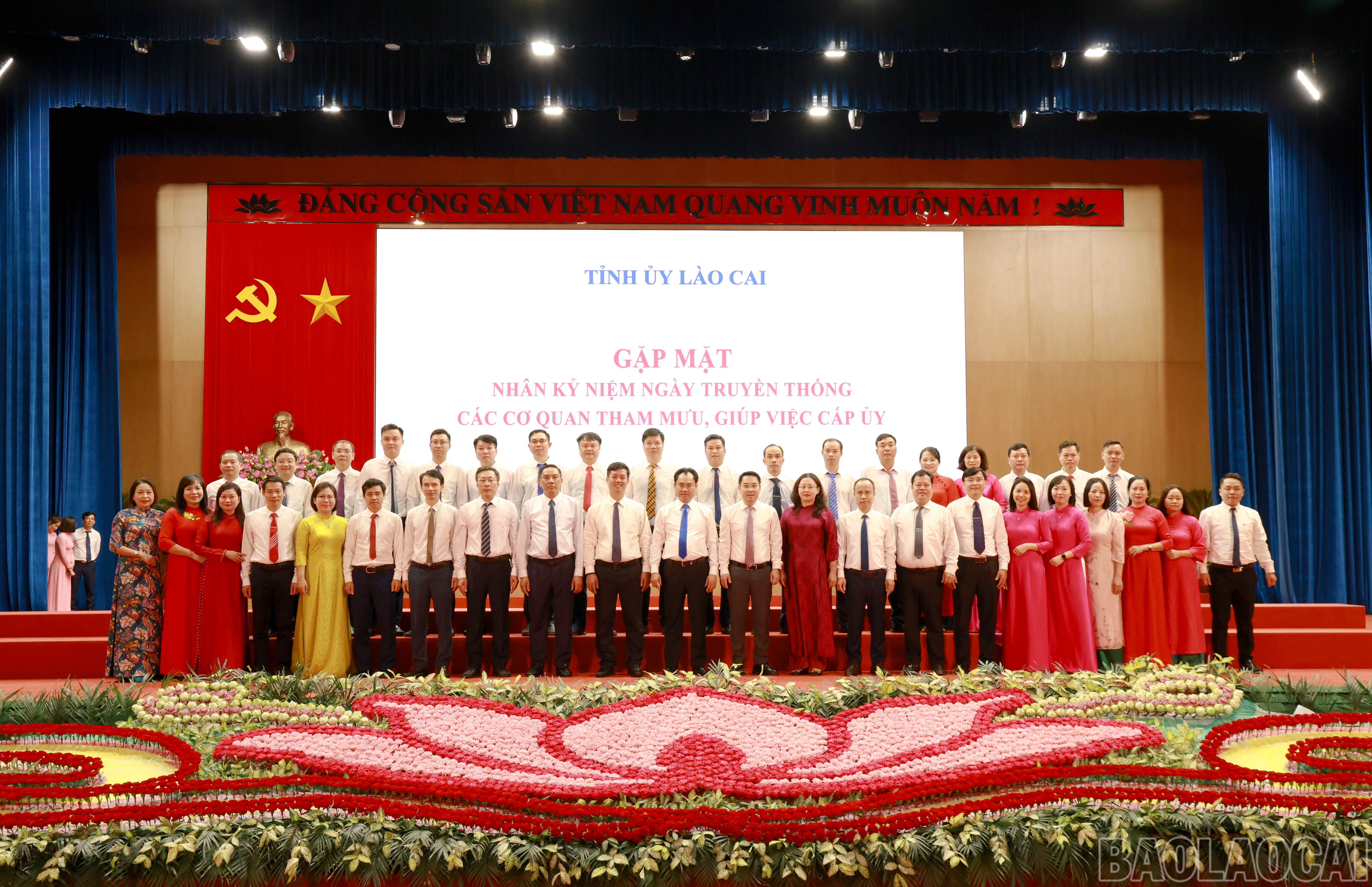 Thường trực Tỉnh ủy chụp ảnh lưu niệm với lãnh đạo, cán bộ, công chức Ủy ban Kiểm tra Tỉnh ủy. baolaocai-br_060a9143.jpg