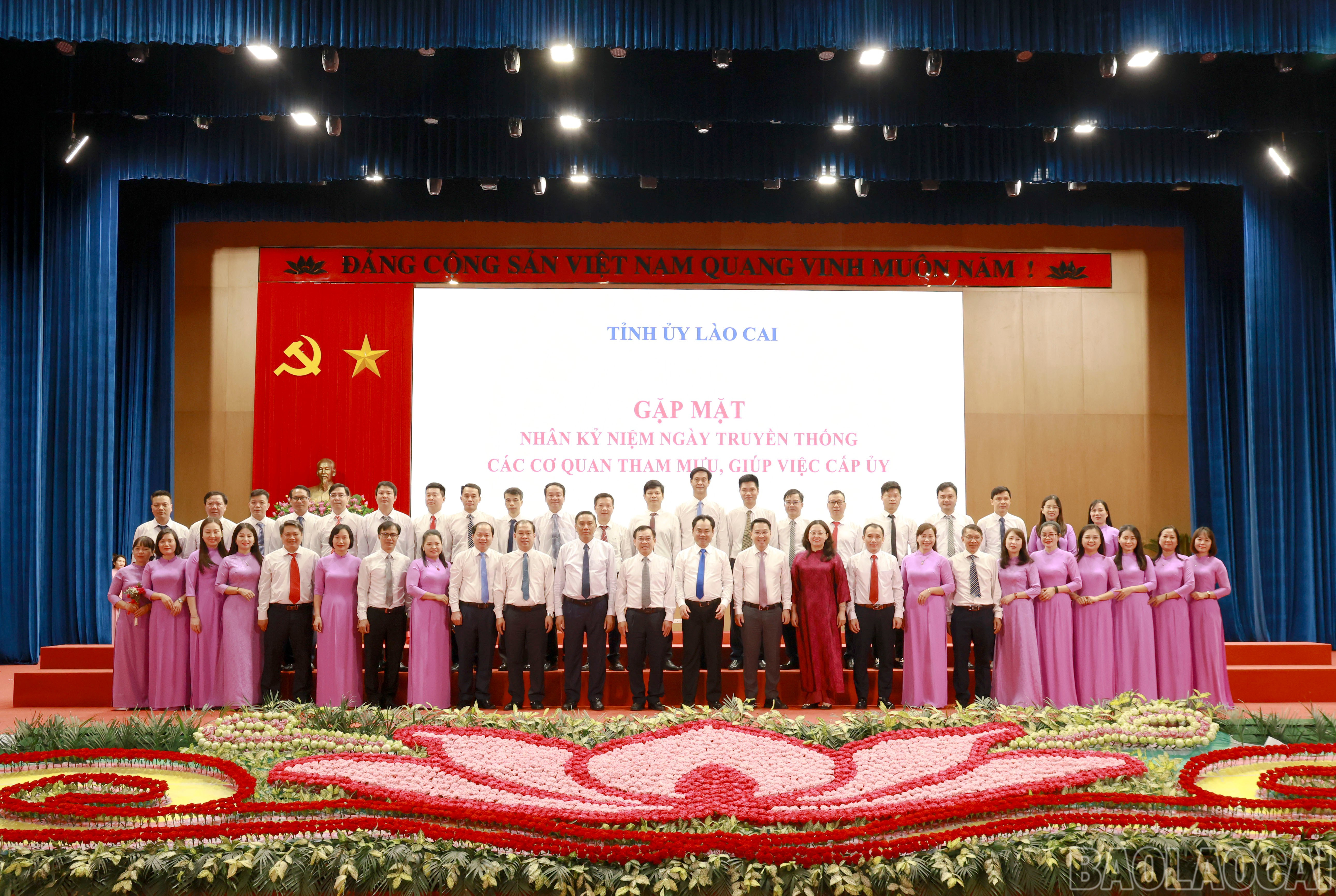 Thường trực Tỉnh ủy chụp ảnh lưu niệm với lãnh đạo, cán bộ, công chức Ban Tổ chức Tỉnh ủy nhân Ngày truyền thống. baolaocai-br_060a9132.jpg