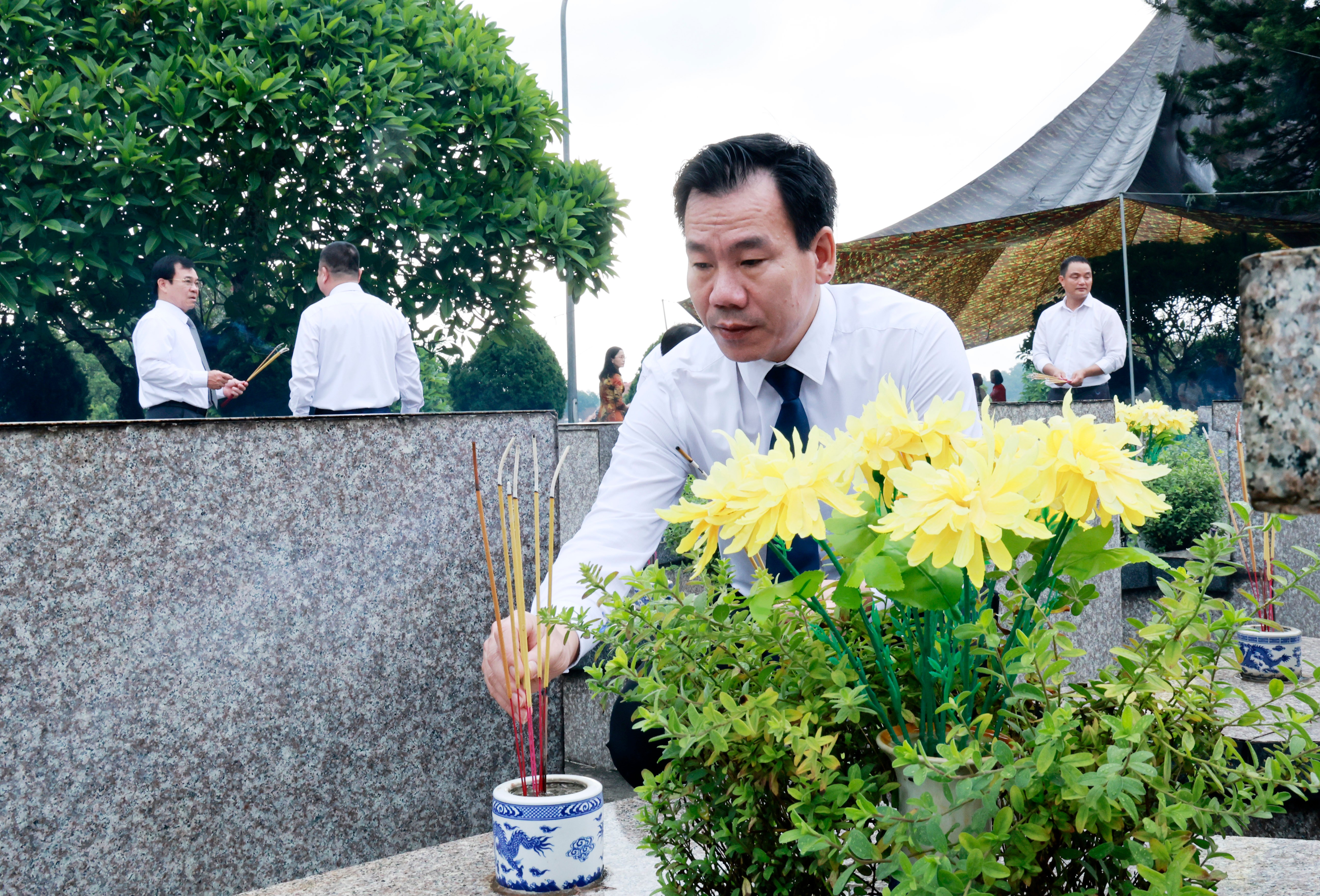 Đồng chí Dương Đức Huy - Ủy viên Ban Thường vụ, Trưởng Ban Tuyên giáo - Dân vận Tỉnh ủy thắp hương tưởng niệm các anh hùng, liệt sĩ 060a6298.jpg