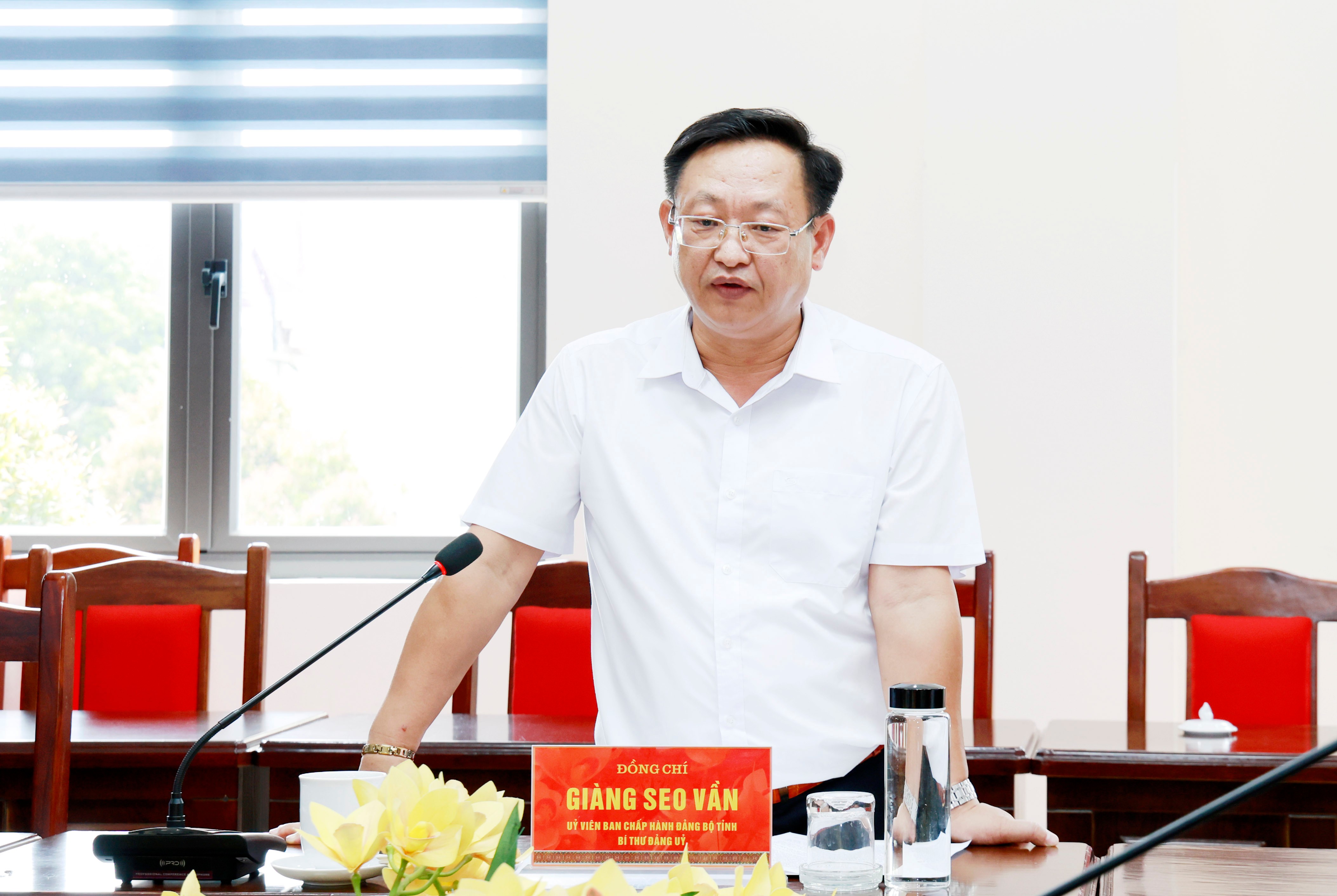 Đồng chí Giàng Seo Vần - Tỉnh ủy viên, Bí thư Đảng ủy xã Mường Khương báo cáo tình hình thực hiện nhiệm vụ với Đoàn công tác. 060a5901.jpg