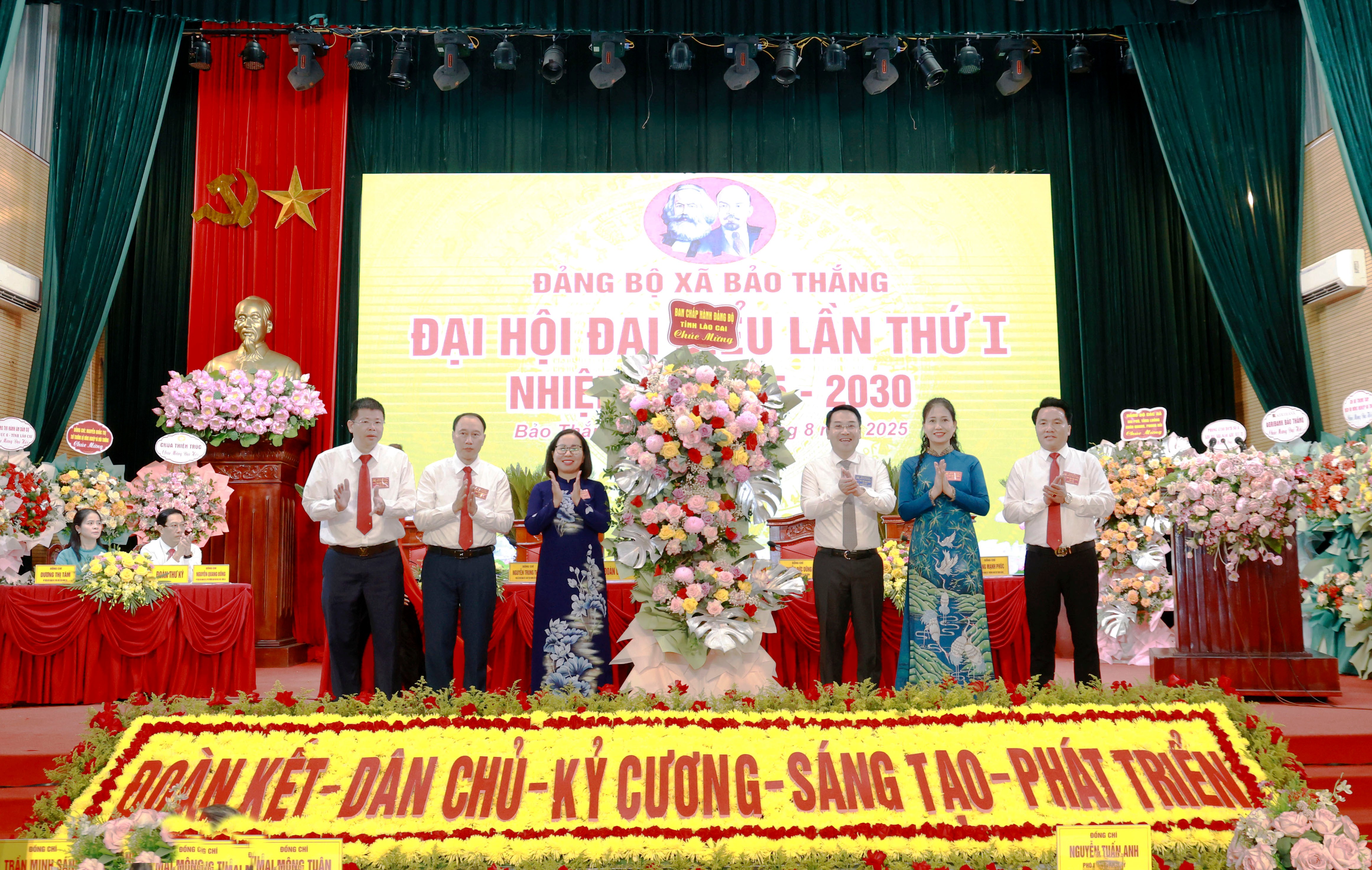 Đồng chí Nguyễn Tuấn Anh, Phó Bí thư Tỉnh ủy tặng hoa chúc mừng Đại hội. 060a5037.jpg