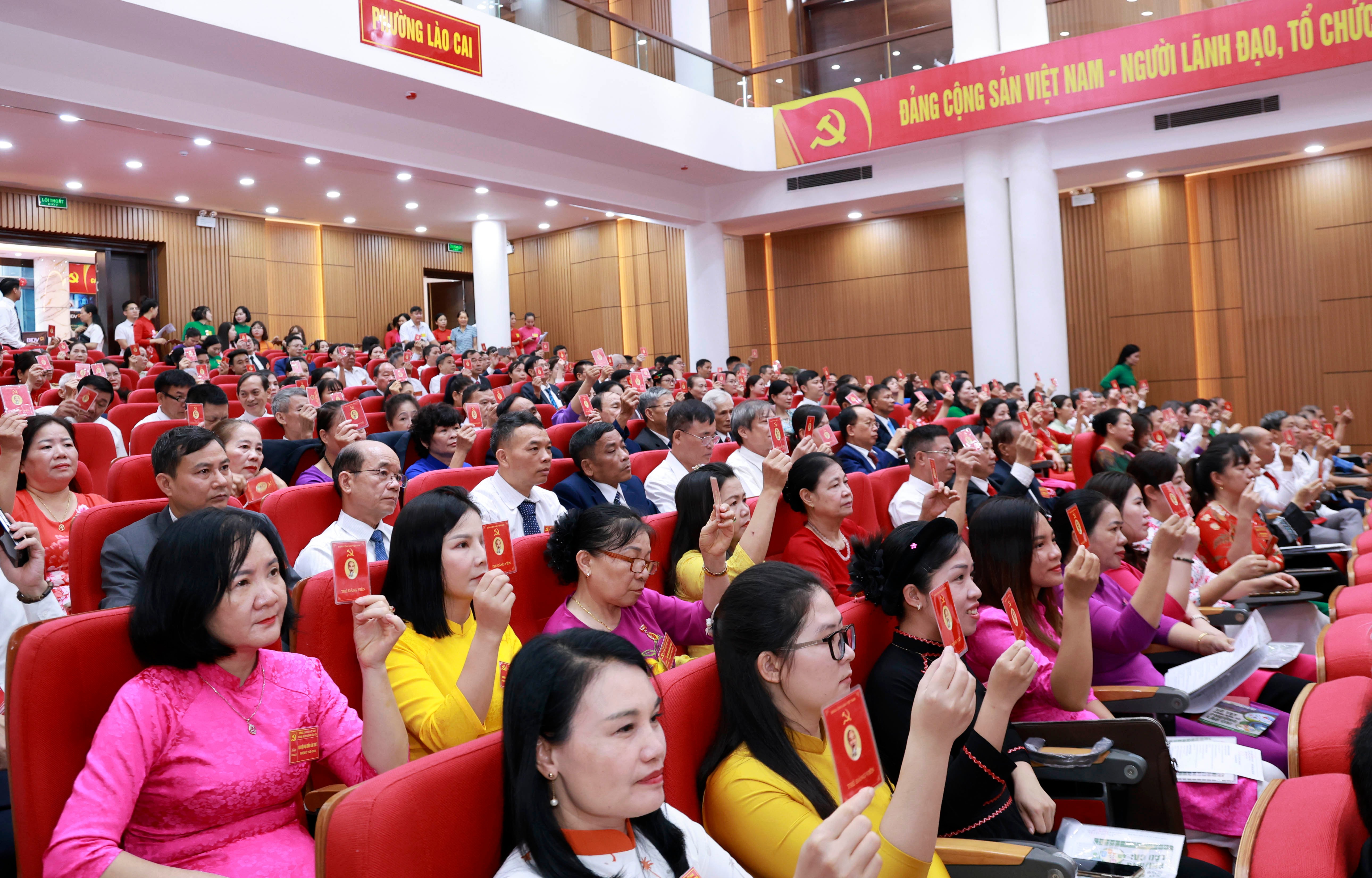 Các đại biểu biểu quyết nội dung, chương trình đại hội lần thứ I. 060a4455.jpg
