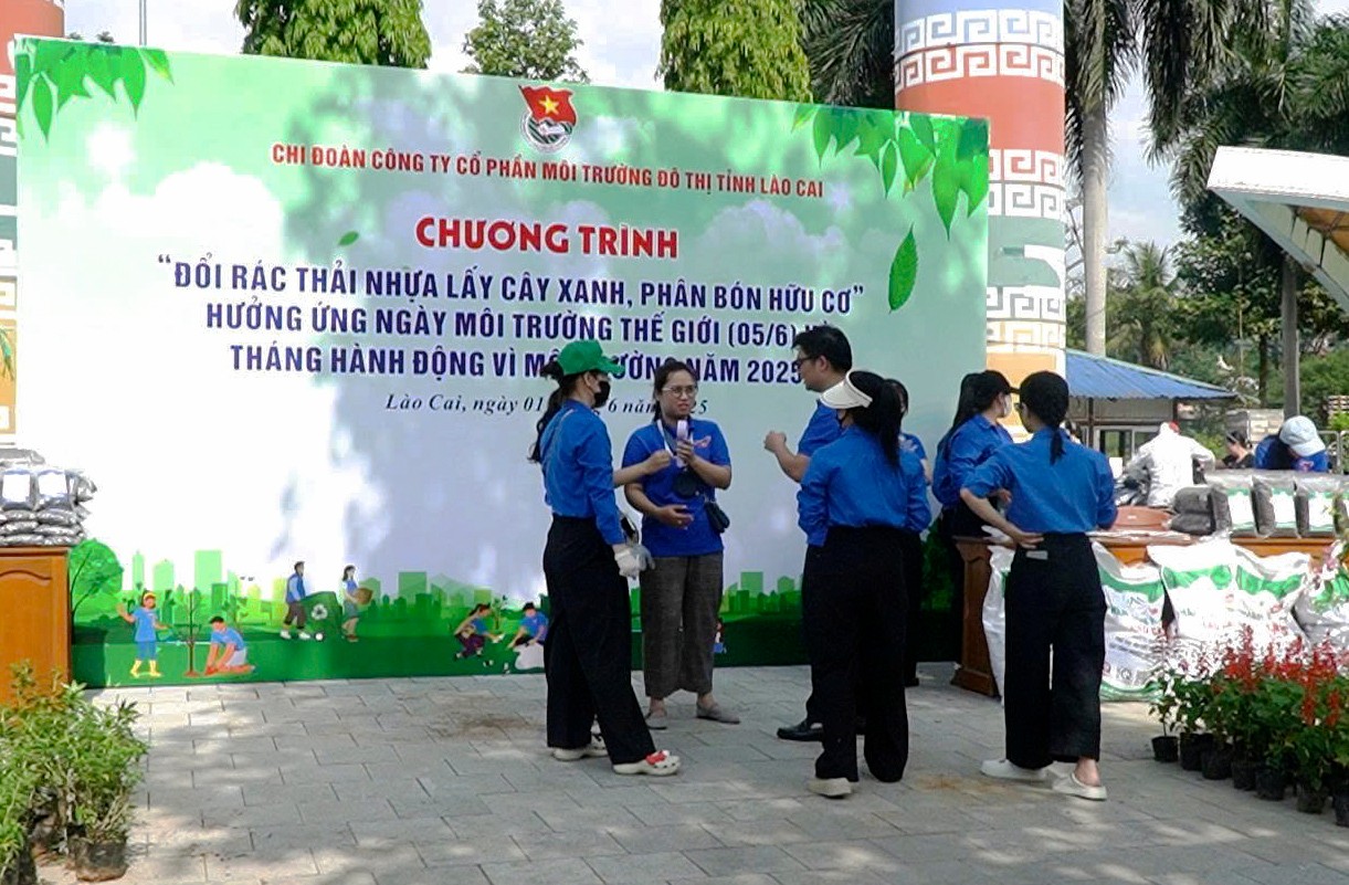Các đoàn viên thanh niên tham gia chương trình. z6660069381398-f3f1f3cf74eeed0e183d275212e1c59c.jpg