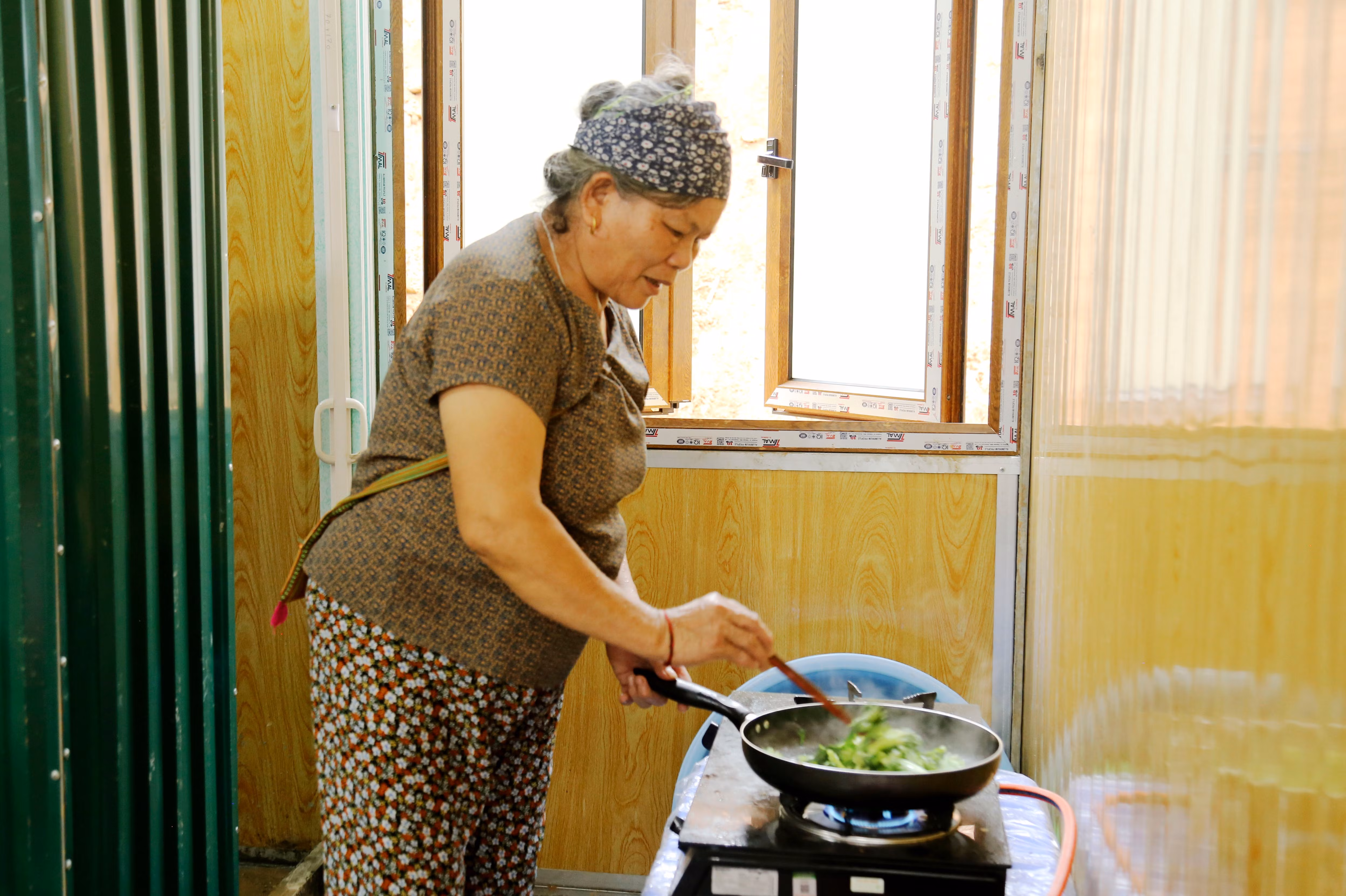 Người phụ nữ này đến nay chưa tìm thấy con trai mất tích. Ngoài con trai, bà cũng mất một cháu nội. Nỗi đau giằng xé nhưng cuộc sống vẫn phải diễn ra, bà bảo, mình phải cứng cáp để làm gương cho con dâu và những người còn lại trong gia đình.