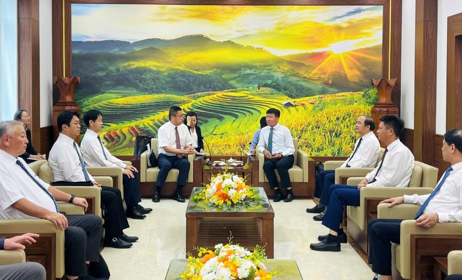 Đồng chí Trần Huy Tuấn - Phó Bí thư Tỉnh ủy, Chủ tịch UBND tỉnh trong tại một buối đón tiếp, làm việc với đoàn công tác Nhật Bản. 4.jpg