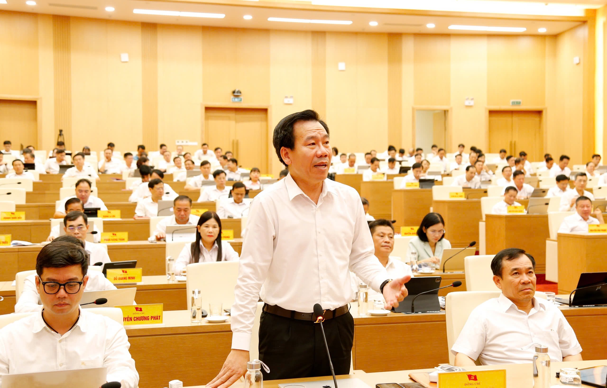Đồng chí Dương Đức Huy - Ủy viên Ban Thường vụ, Trưởng Ban Tuyên giáo và Dân vận Tỉnh ủy tham gia ý kiến tại hội nghị. z7028566056595-b1b8aba33bf7b5e9c1c35b0e6bcc07de.jpg