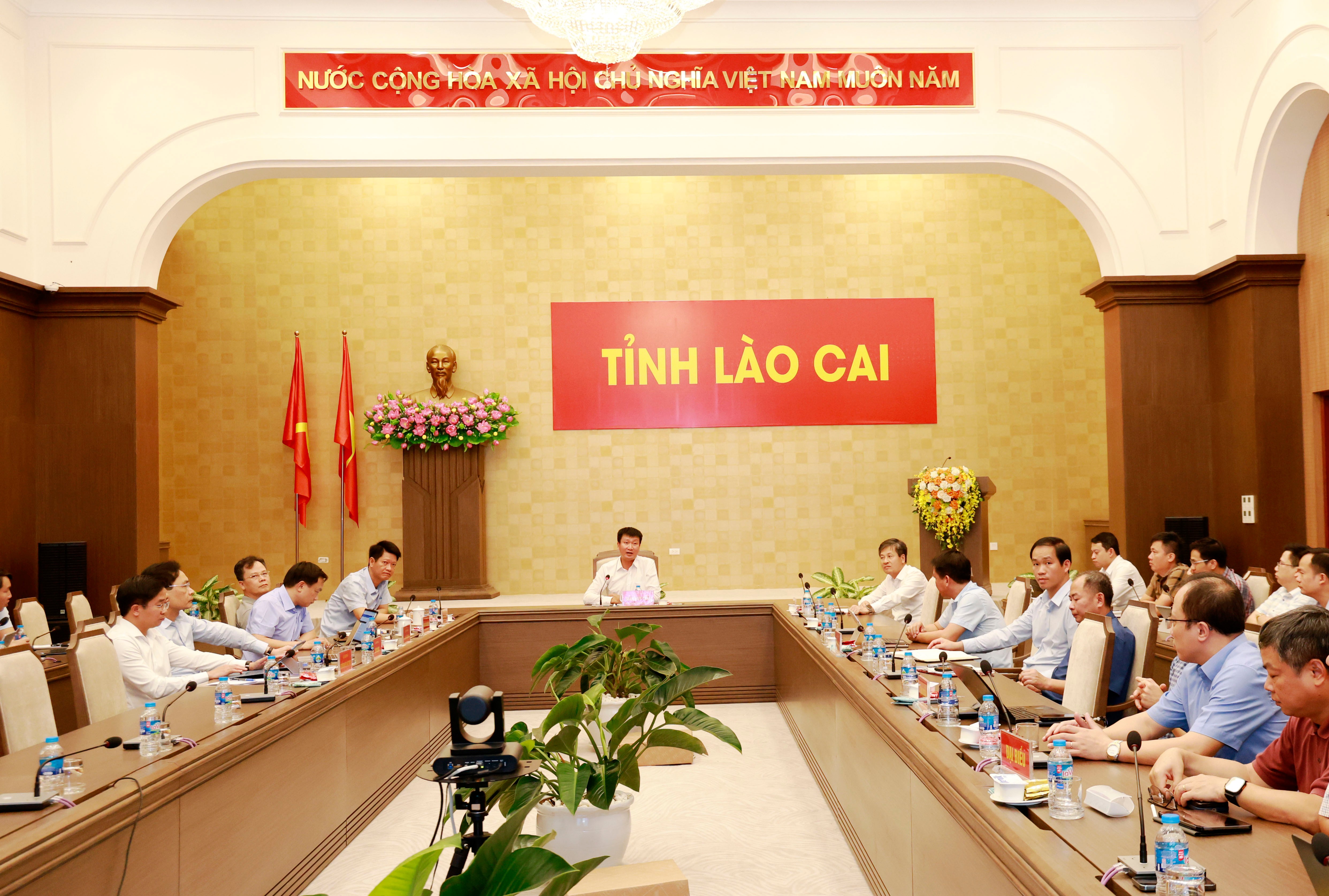 Đồng chí Trần Huy Tuấn - Phó Bí thư Tỉnh ủy, Chủ tịch UBND tỉnh cho ý kiến cụ thể đối với các phương án do đơn vị tư vấn đề xuất. 060a8051.jpg