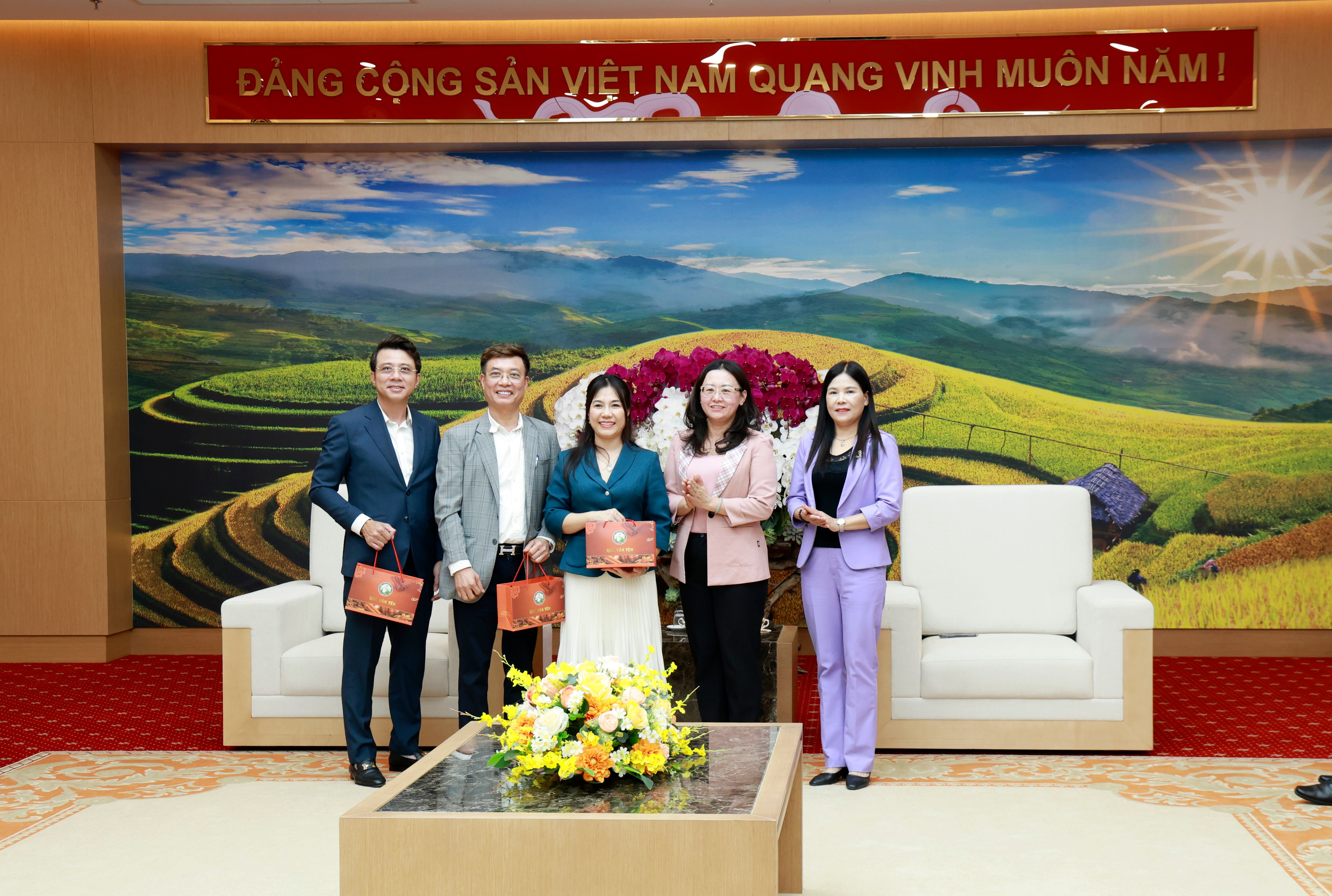Các nhà tài trợ nhận quà cảm ơn của Ủy ban MTTQ Việt Nam tỉnh Lào Cai. 060a1070.jpg