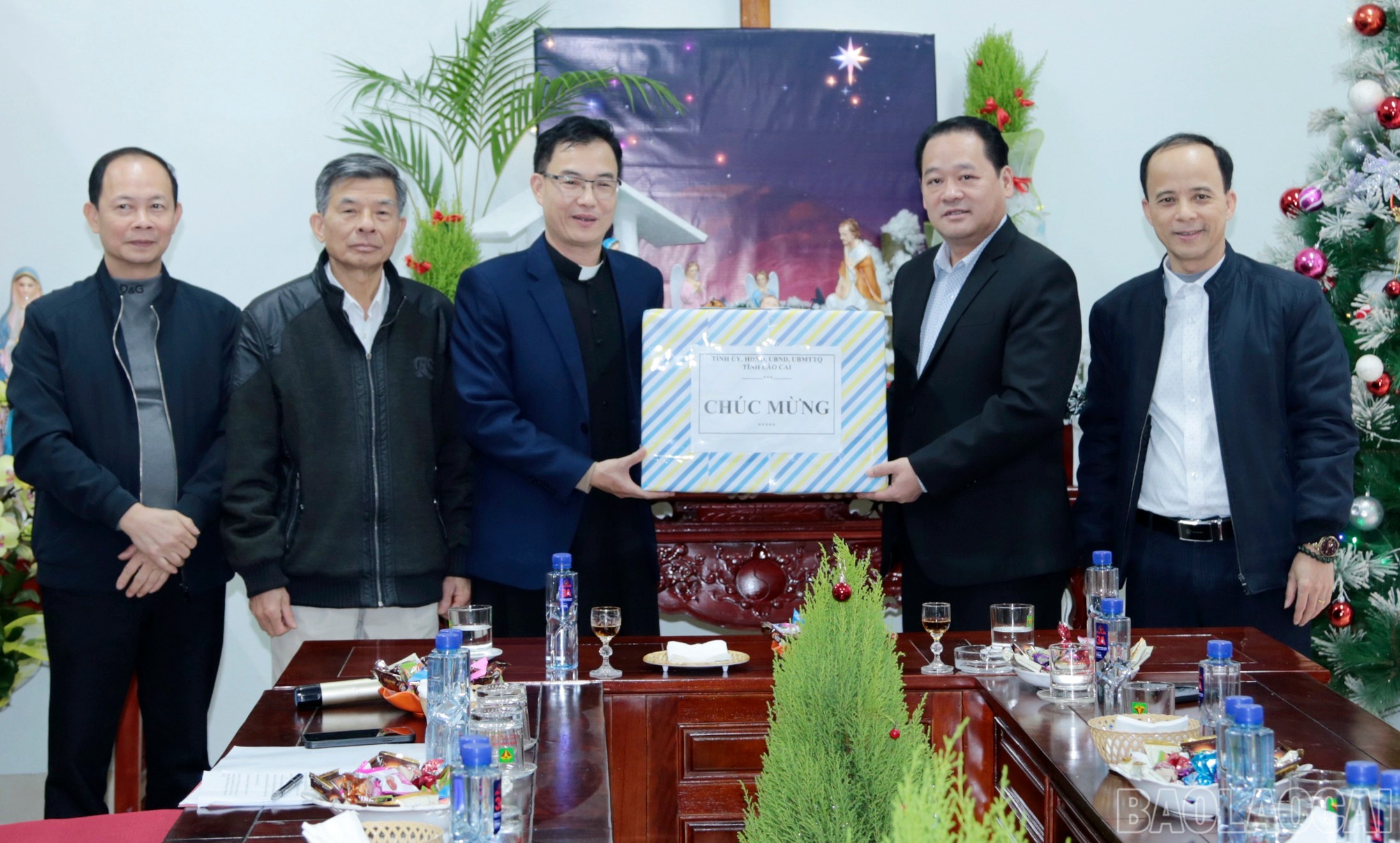 Thường trực HĐND tỉnh tặng quà Giáo xứ Lào Cai và cá nhân tiêu biểu. img-0666.jpg
