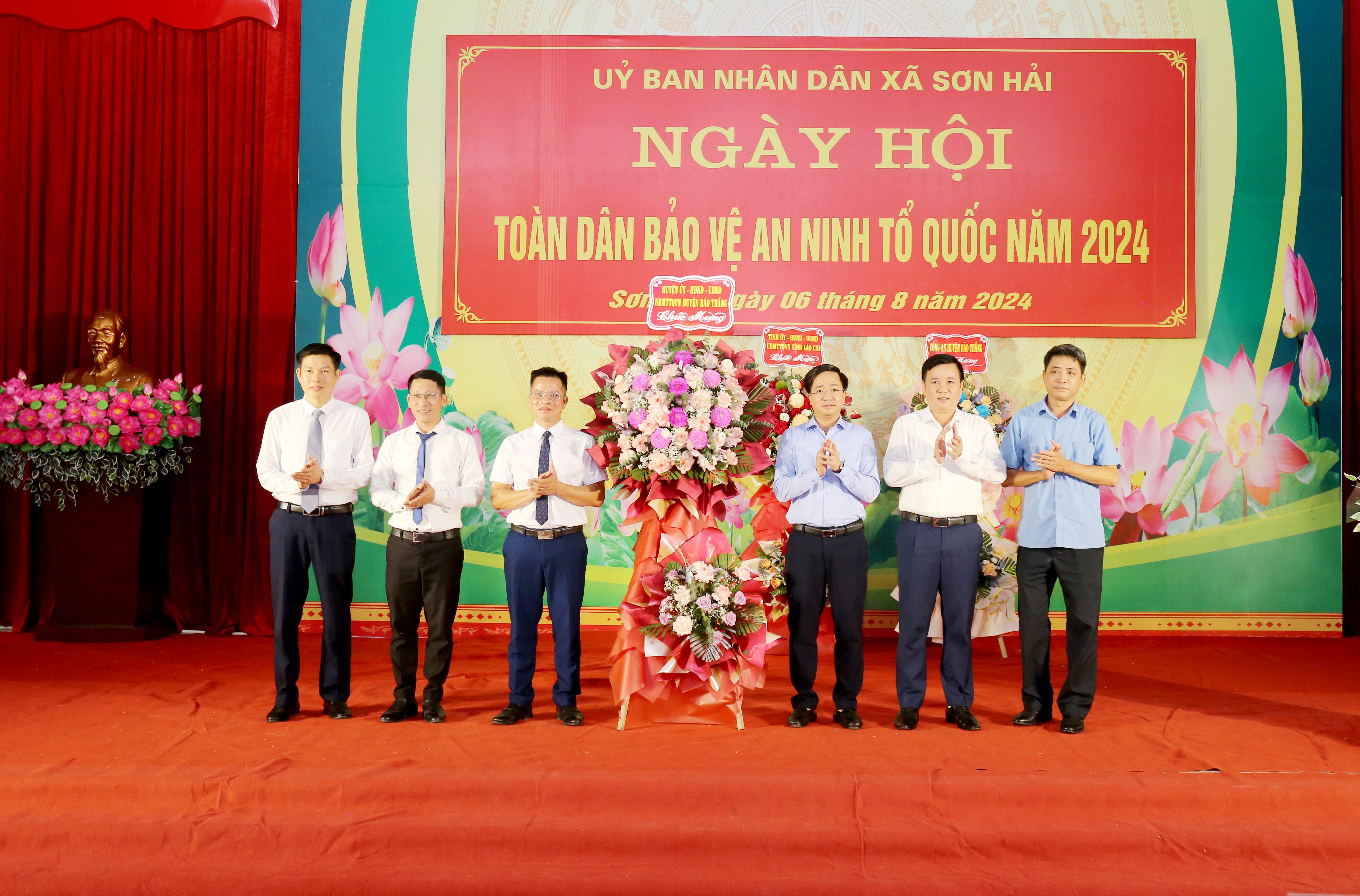 Lãnh đạo huyện Bảo Thắng tặng hoa chúc mừng. IMG_1993.JPG