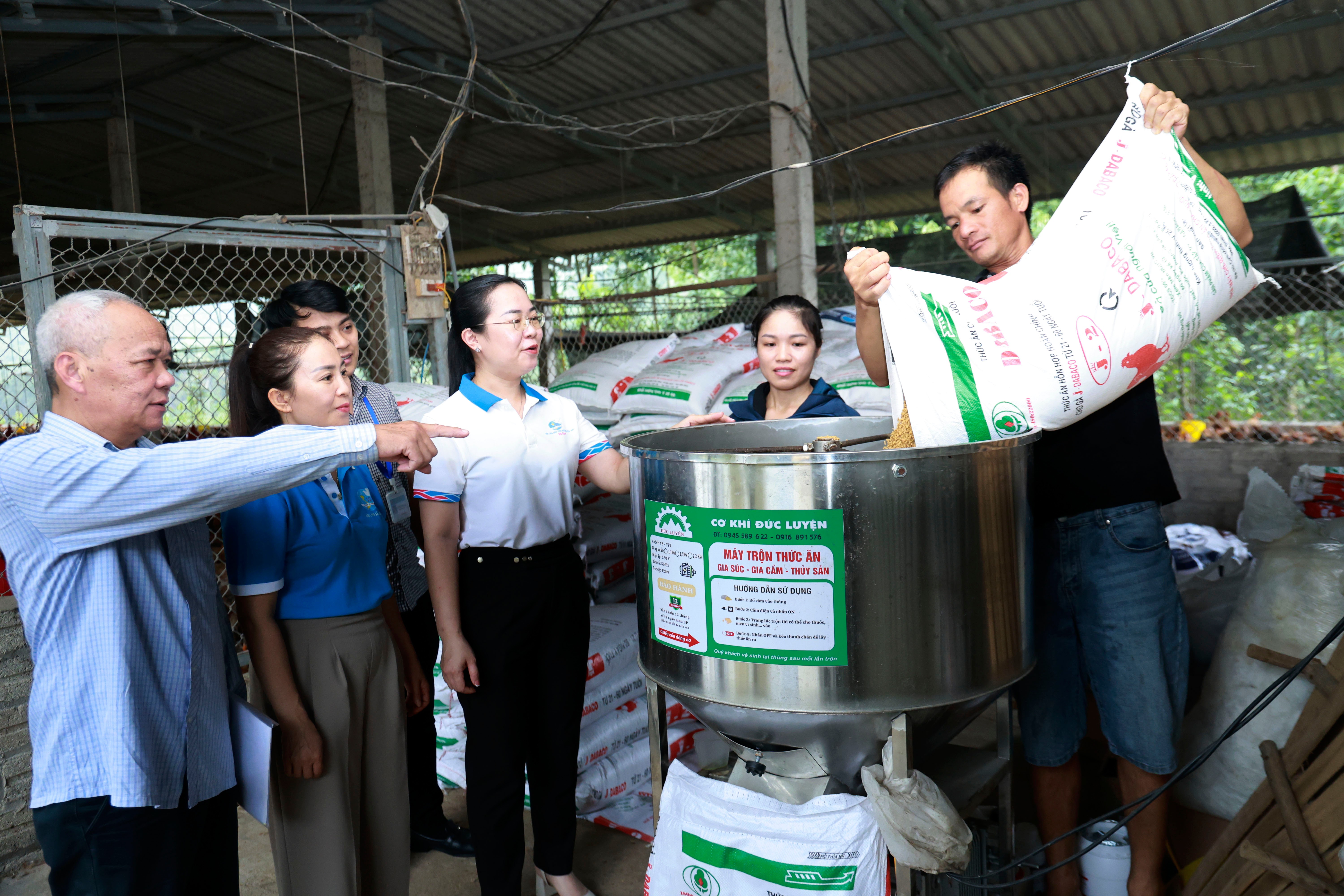 Hội viên phụ nữ, nông dân xã Bảo Ái tham qua mô hình chăn nuôi. 060a8449.jpg
