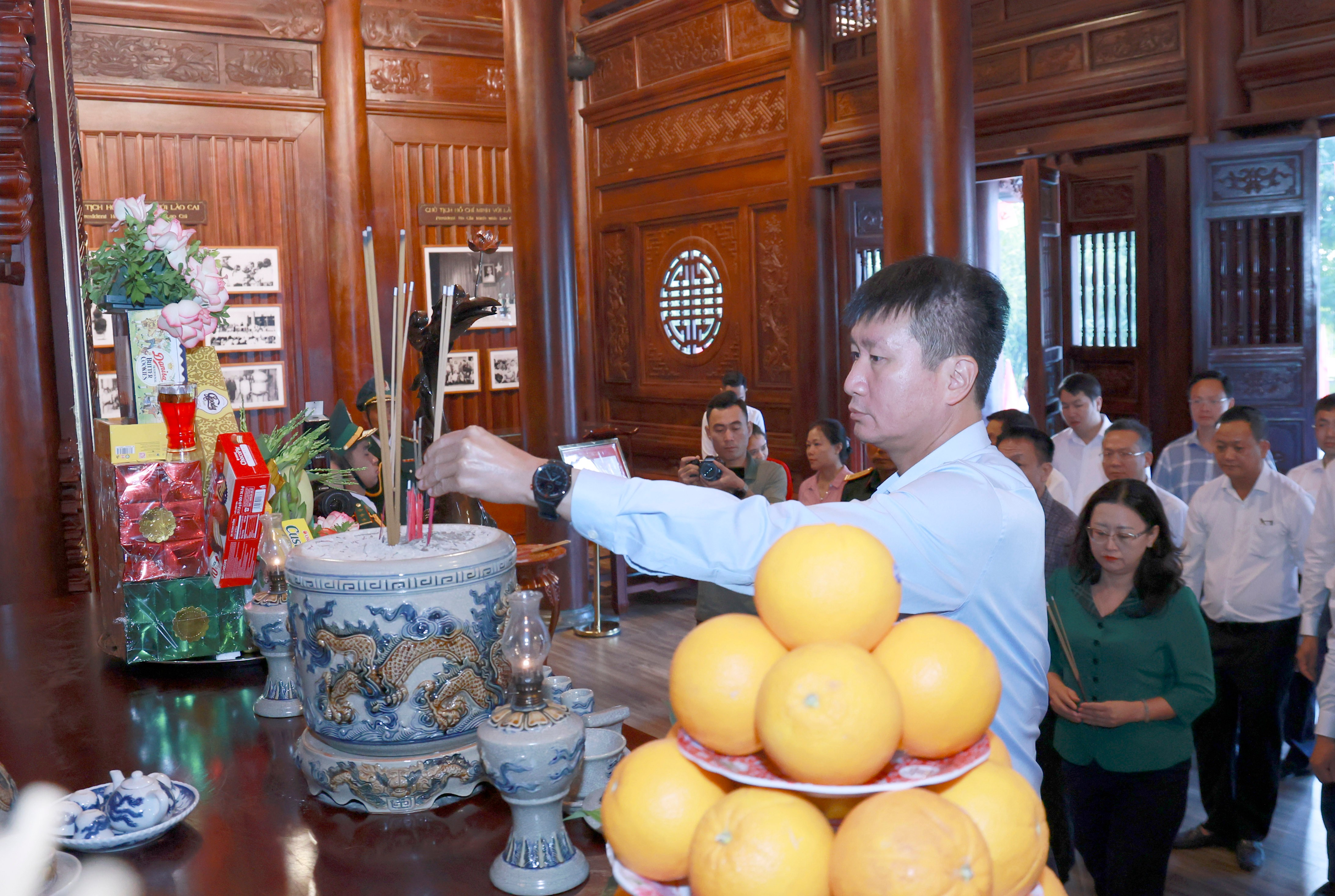 Đồng chí Trần Huy Tuấn - Phó Bí thư Tỉnh ủy, Chủ tịch UBND tỉnh dâng hương. 060a0055.jpg