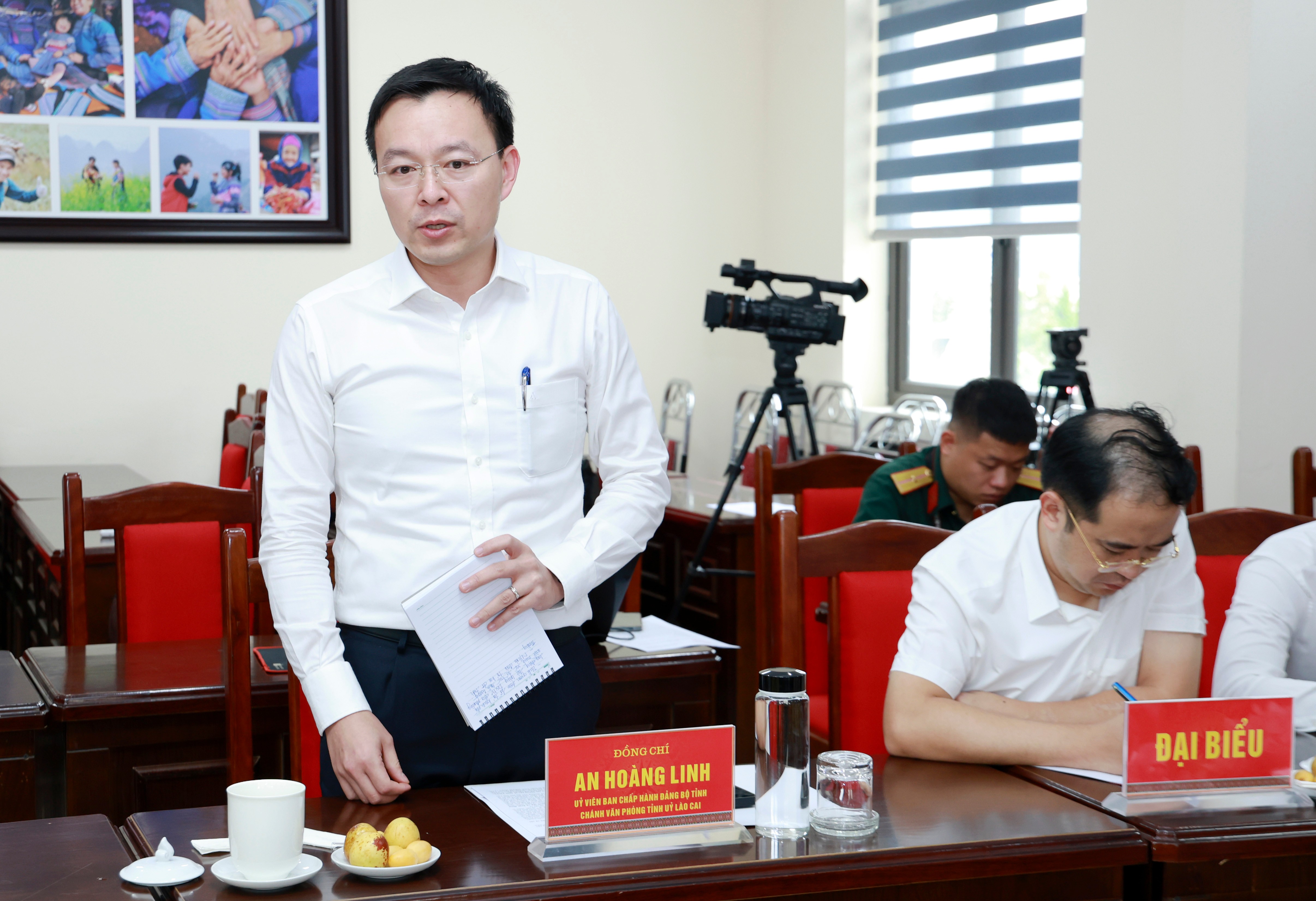 Đồng chí An Hoàng Linh - Chánh Văn phòng Tỉnh ủy phát biểu tại buổi làm việc. 060a5919.jpg