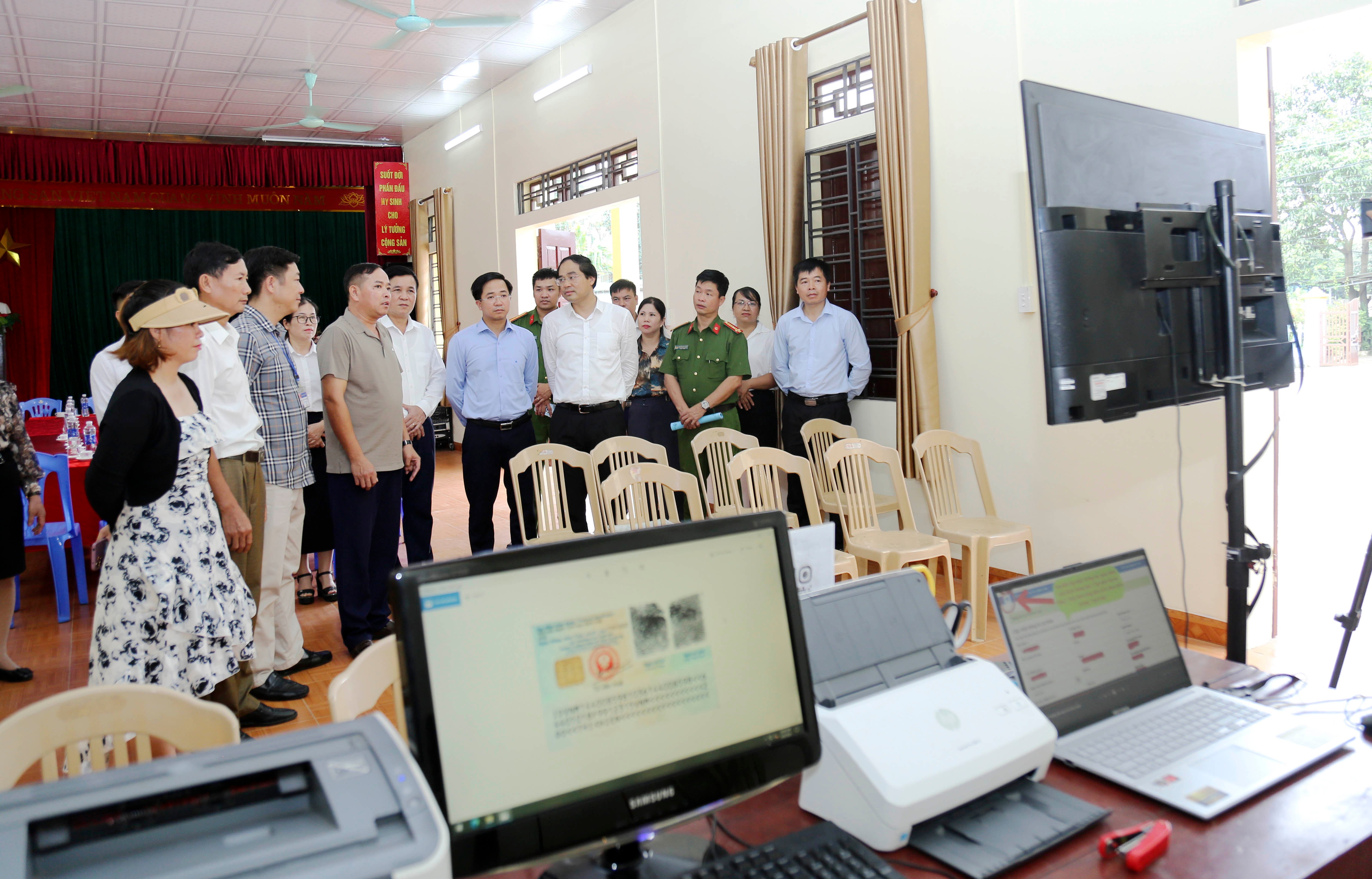 Các đồng chí lãnh đạo tỉnh và huyện Bảo Thắng tham quan mô hình thôn thông minh tại xã Gia Phú. img-2215.jpg