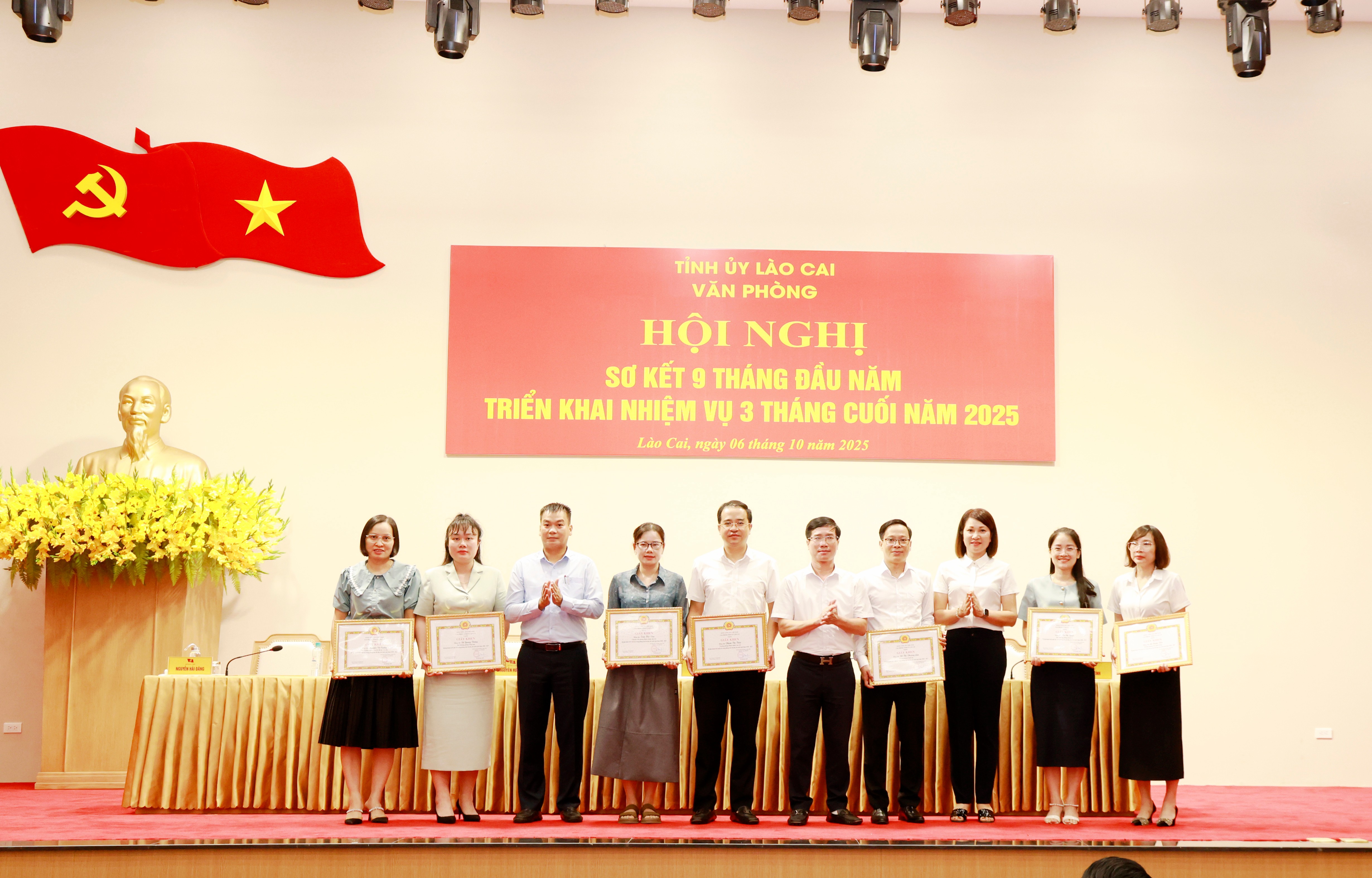 Nhiều cá nhân của Văn phòng Tỉnh ủy được khen thưởng trong các phong trào thi đua. 060a8003.jpg