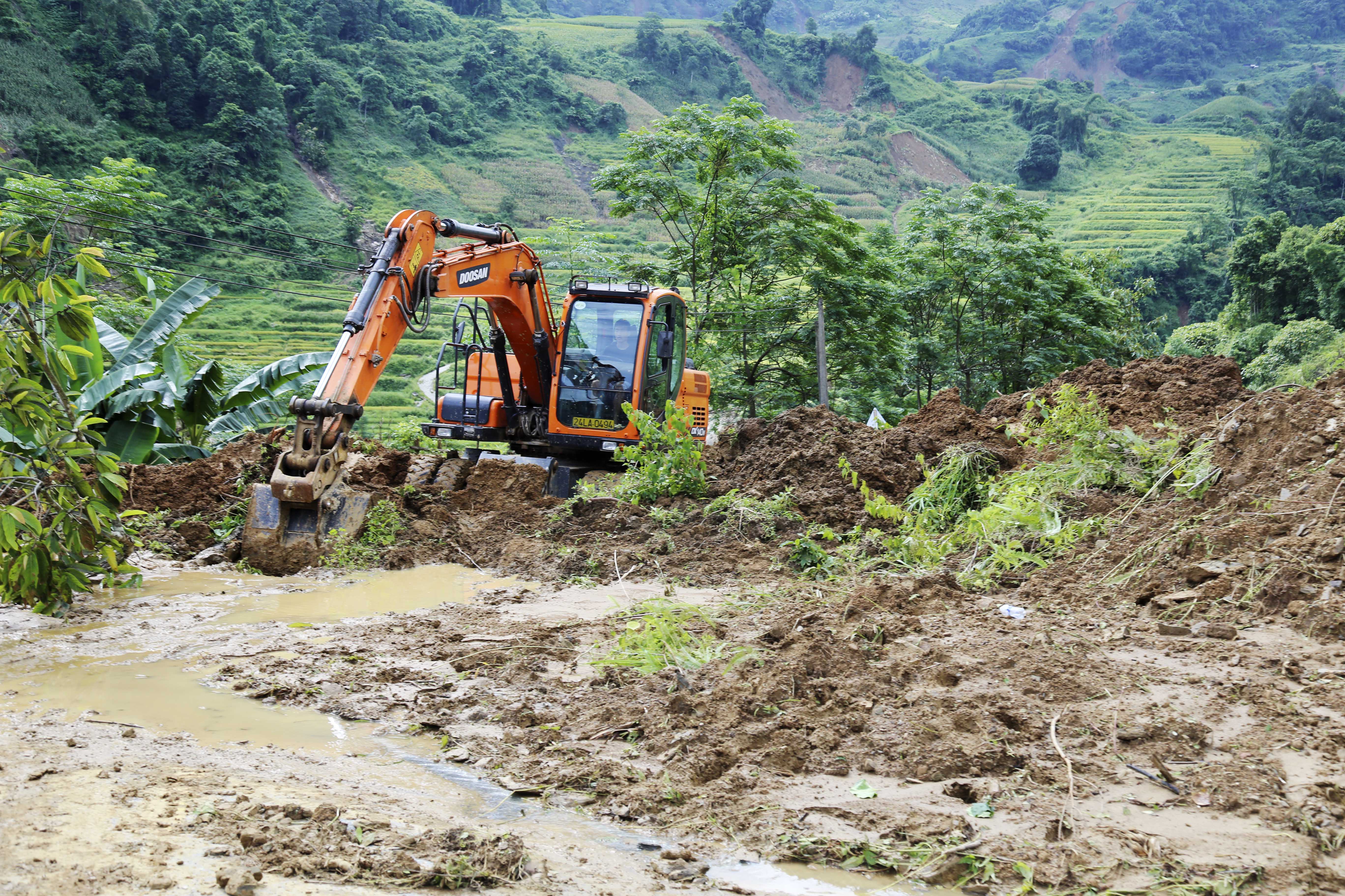 Trong đợt mưa lũ vừa qua, thôn Cán Tỷ bị cô lập với bên ngoài bởi có nhiều điểm sạt lở trên Tỉnh lộ 155 và 156. Đến trưa 12/9, vẫn chưa có phương tiện, máy móc nào có thể tiếp cận với Cán Tỷ để thông đường, đảm bảo giao thông. IMG_4637.JPG