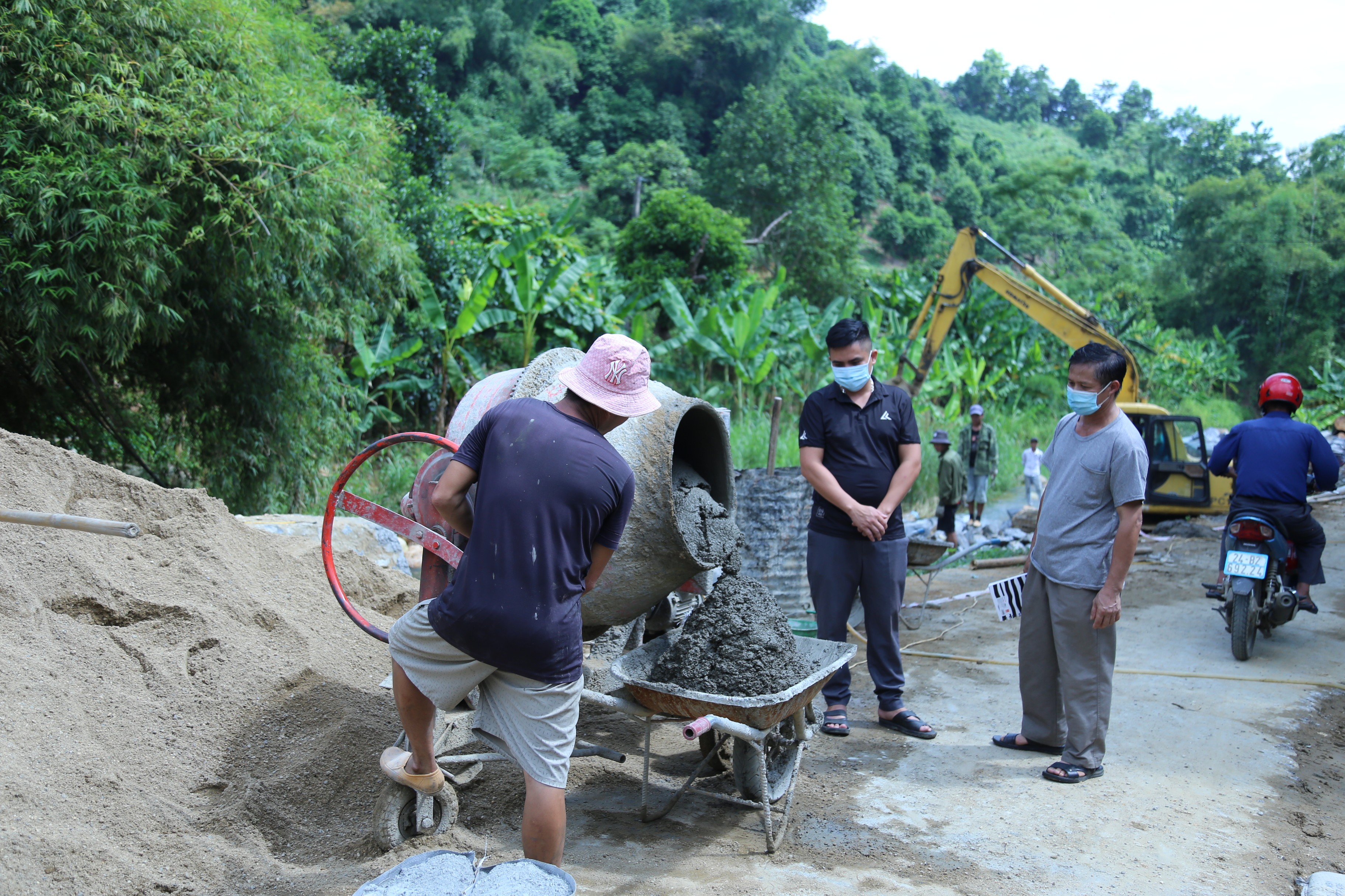 Ban công tác mặt trận tham gia giám sát công trình đường giao thông nông thôn tại xã Bát Xát. img-8978.jpg