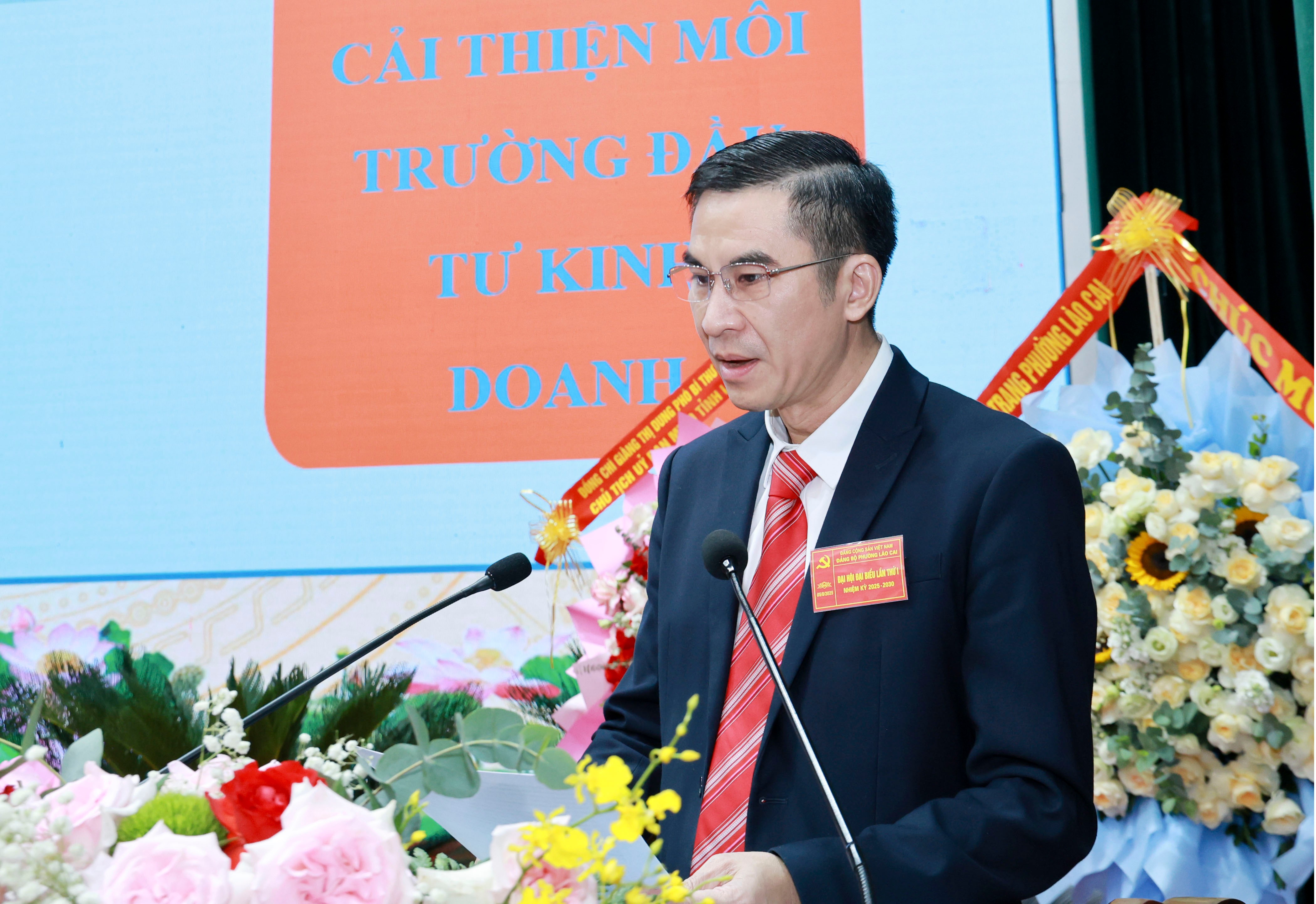 Đại biểu Nguyễn Xuân Hòa, Bí thư Chi bộ, Giám đốc Ngân hàng thương mại cổ phần Sài Gòn Công thương chi nhánh đặt tại phường Lào Cai phát biểu ý kiến. 060a4523.jpg