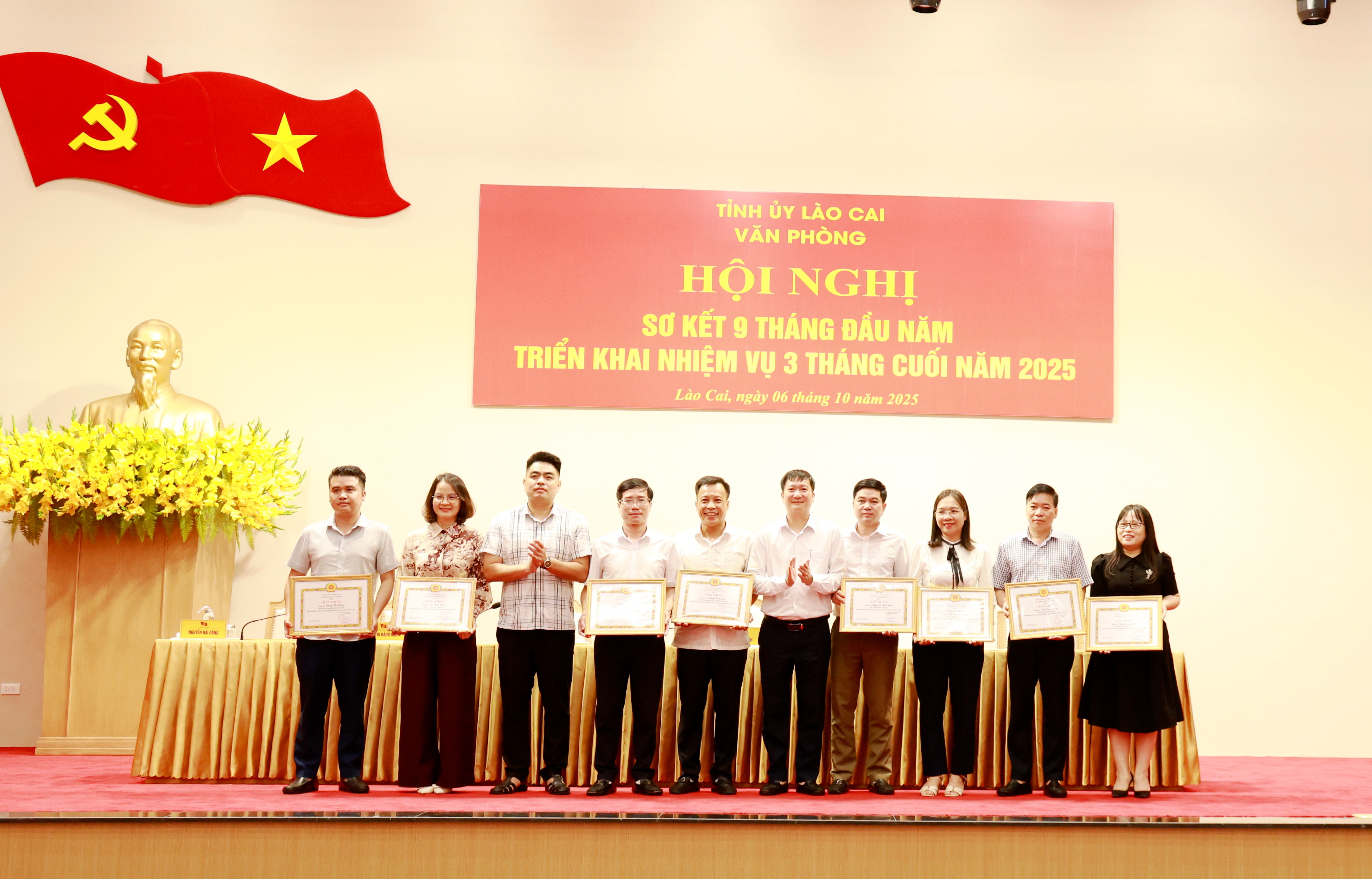Khen thưởng các cá nhân Văn phòng Tỉnh ủy do có thành tích thi đua trong 5 năm (2020 - 2025). 060a7990.jpg