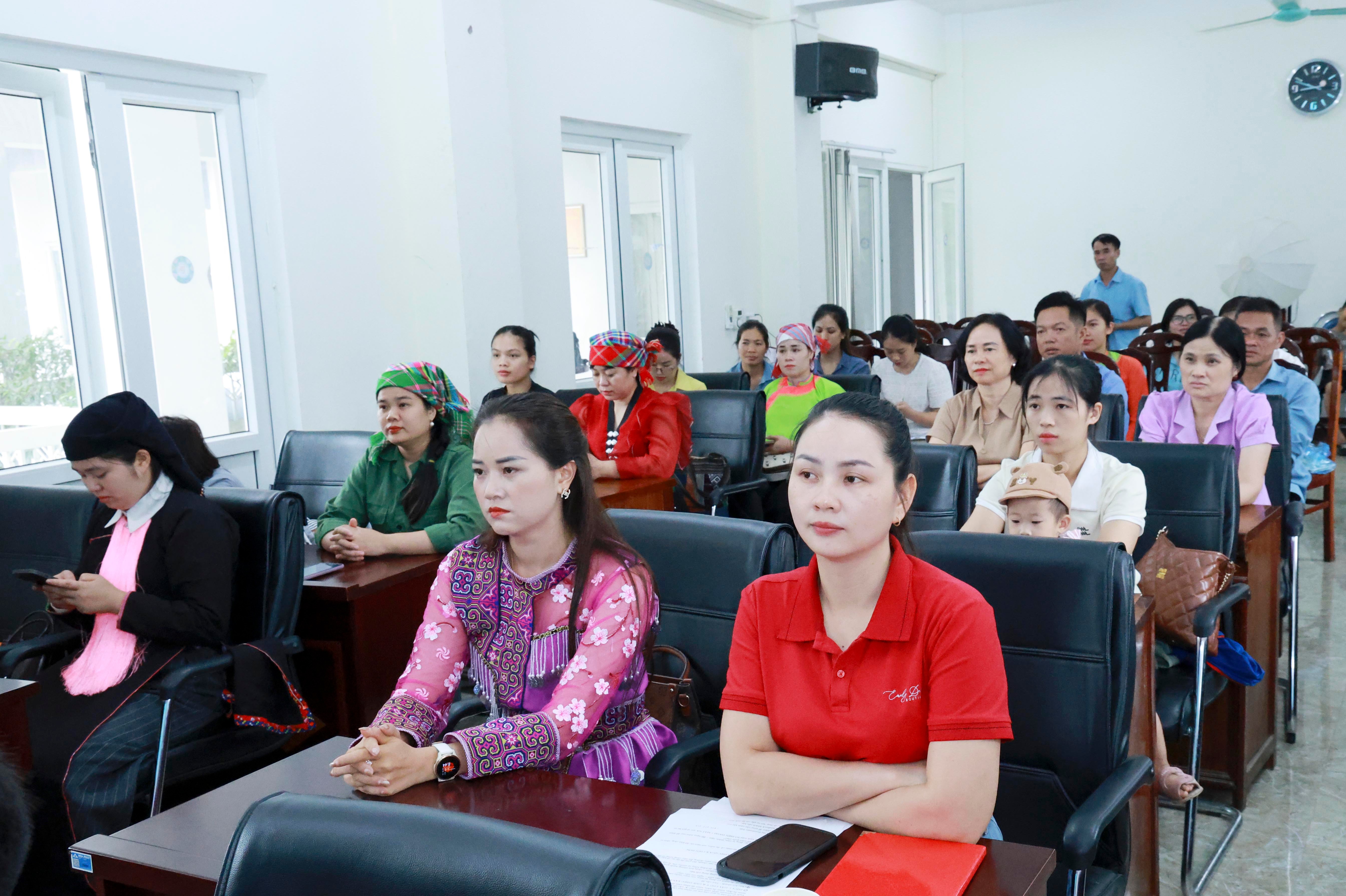 Nhiều hội viên đến từ xã vùng cao huyện Bát Xát, nơi có nhiều sản phẩm nông sản tiềm năng. 060a9635.jpg