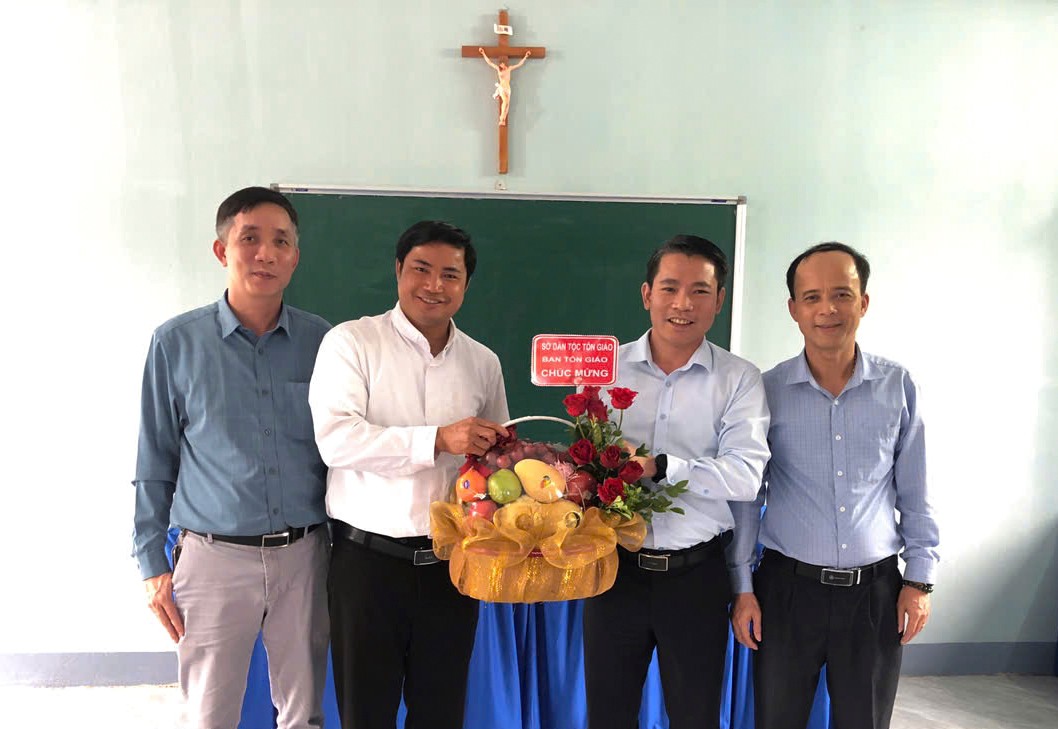 Lãnh đạo Sở Dân tộc và Tôn giáo tỉnh tặng quà Giáo xứ Bảo Thắng nhân dịp Lễ Phục sinh năm 2025. z6671109149150-23da65b5df03b6be09ad90144437c97e.jpg