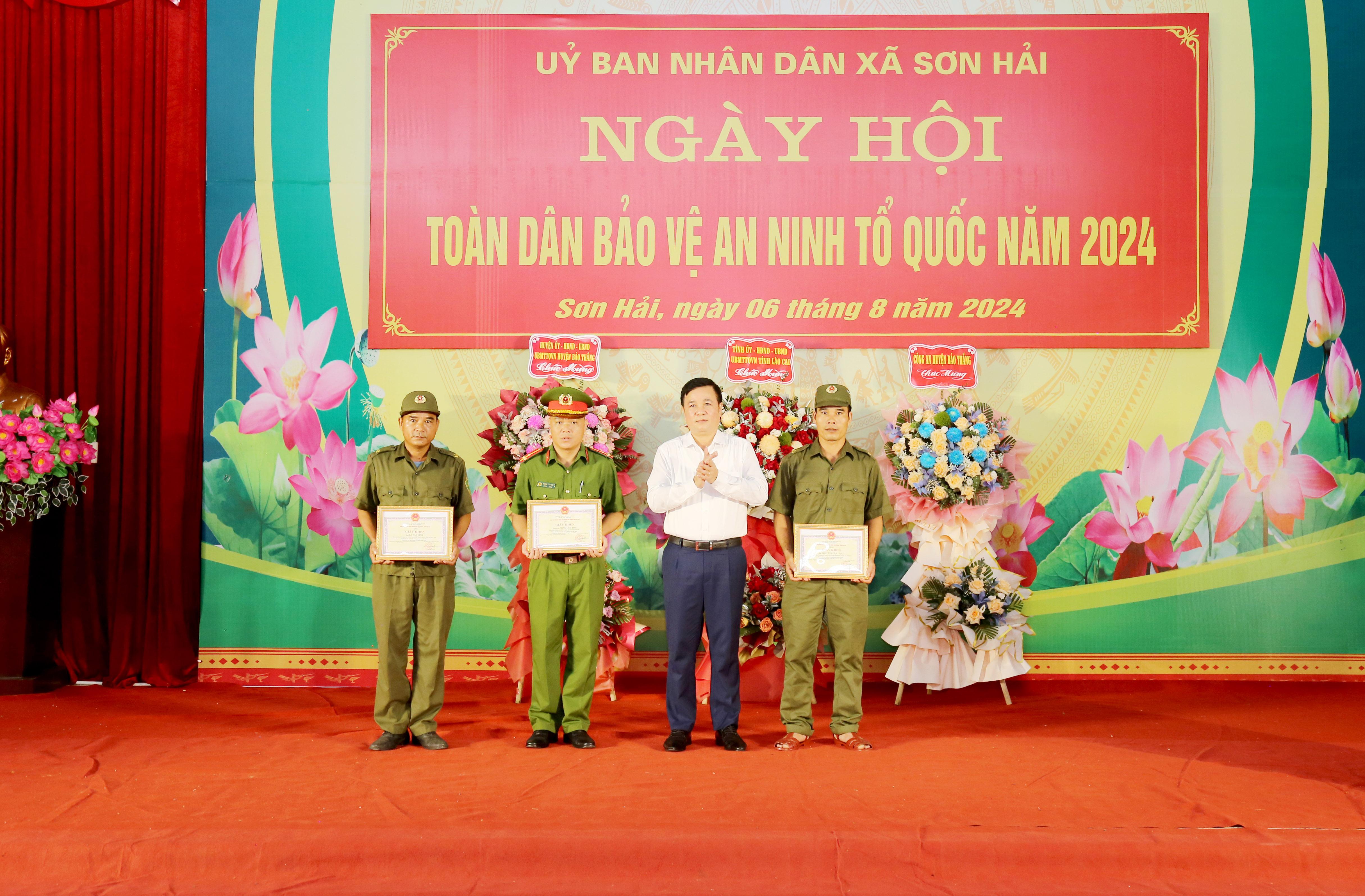 Chủ tịch UBND huyện Bảo Thắng - Ngô Minh Quế tặng Giấy khen cho các cá nhân. IMG_2015.JPG