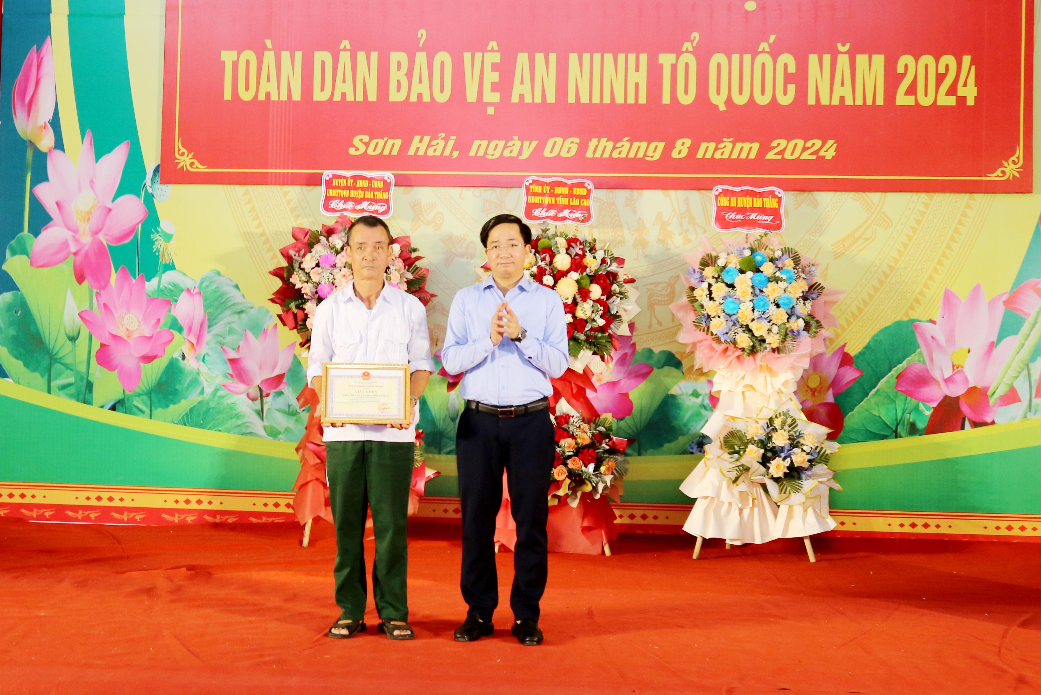 Đồng chí Bí thư Huyện ủy Bảo Thắng - Trần Minh Sáng tặng Giấy khen cho cá nhân. IMG_2011.JPG