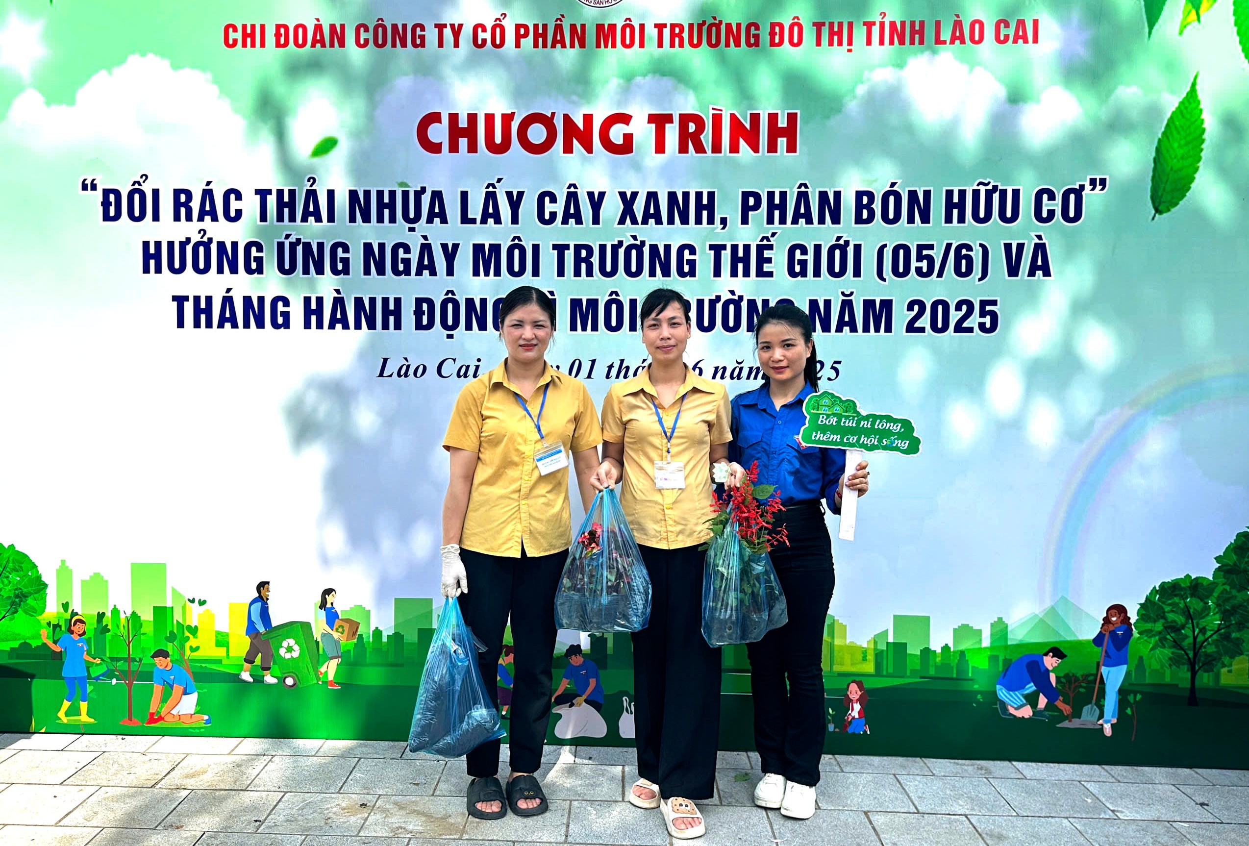 Các tình nguyện viên tham gia truyền thông tại chương trình. z6660040801036-847610ebe89af8786abcfa37211c757a.jpg