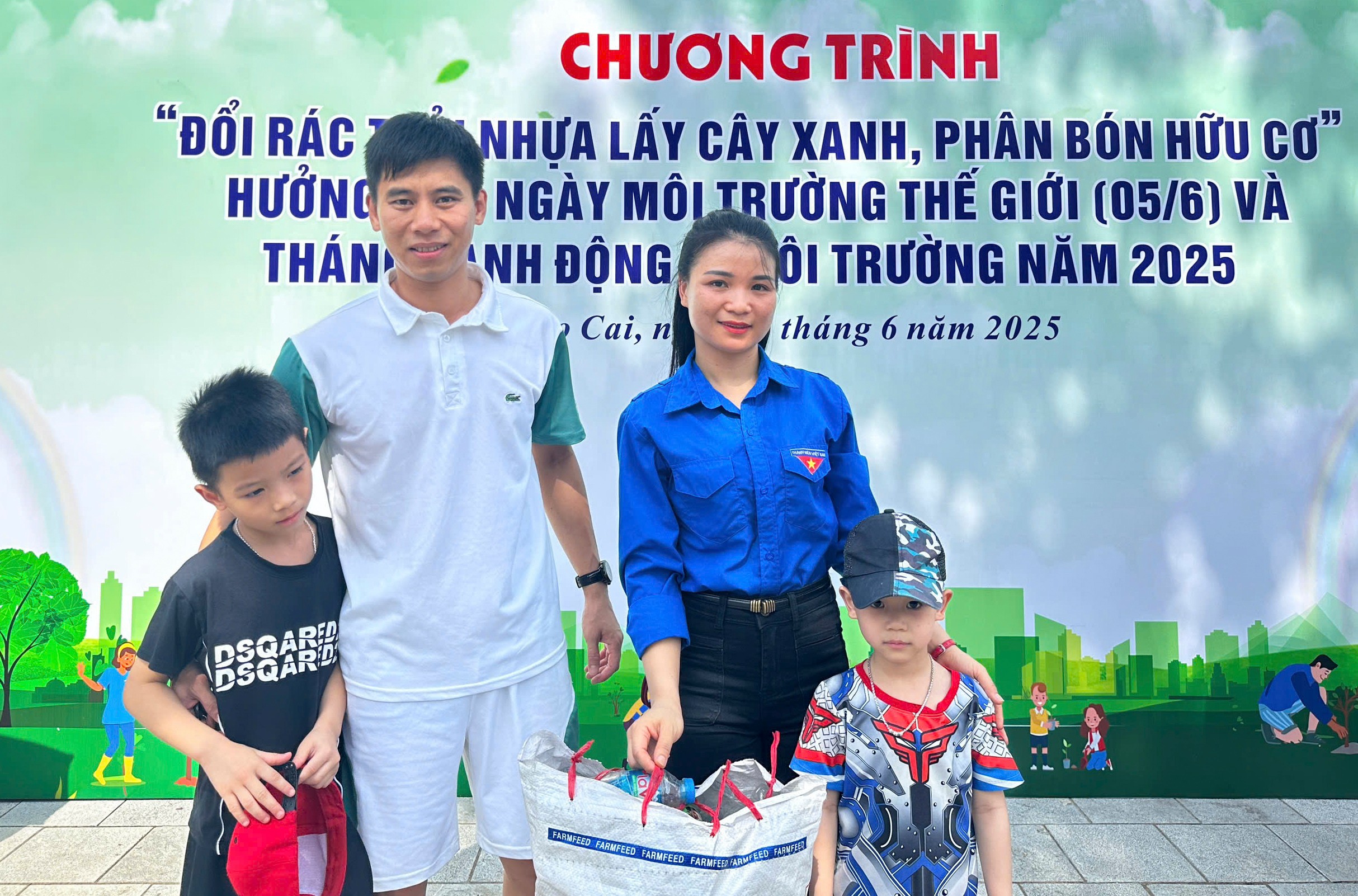 Một gia đình tham gia "Chương trình đổi rác nhựa lấy cây xanh". z6660040794143-ace1f8e3d4f7bc5e6d6603fb8b934521.jpg