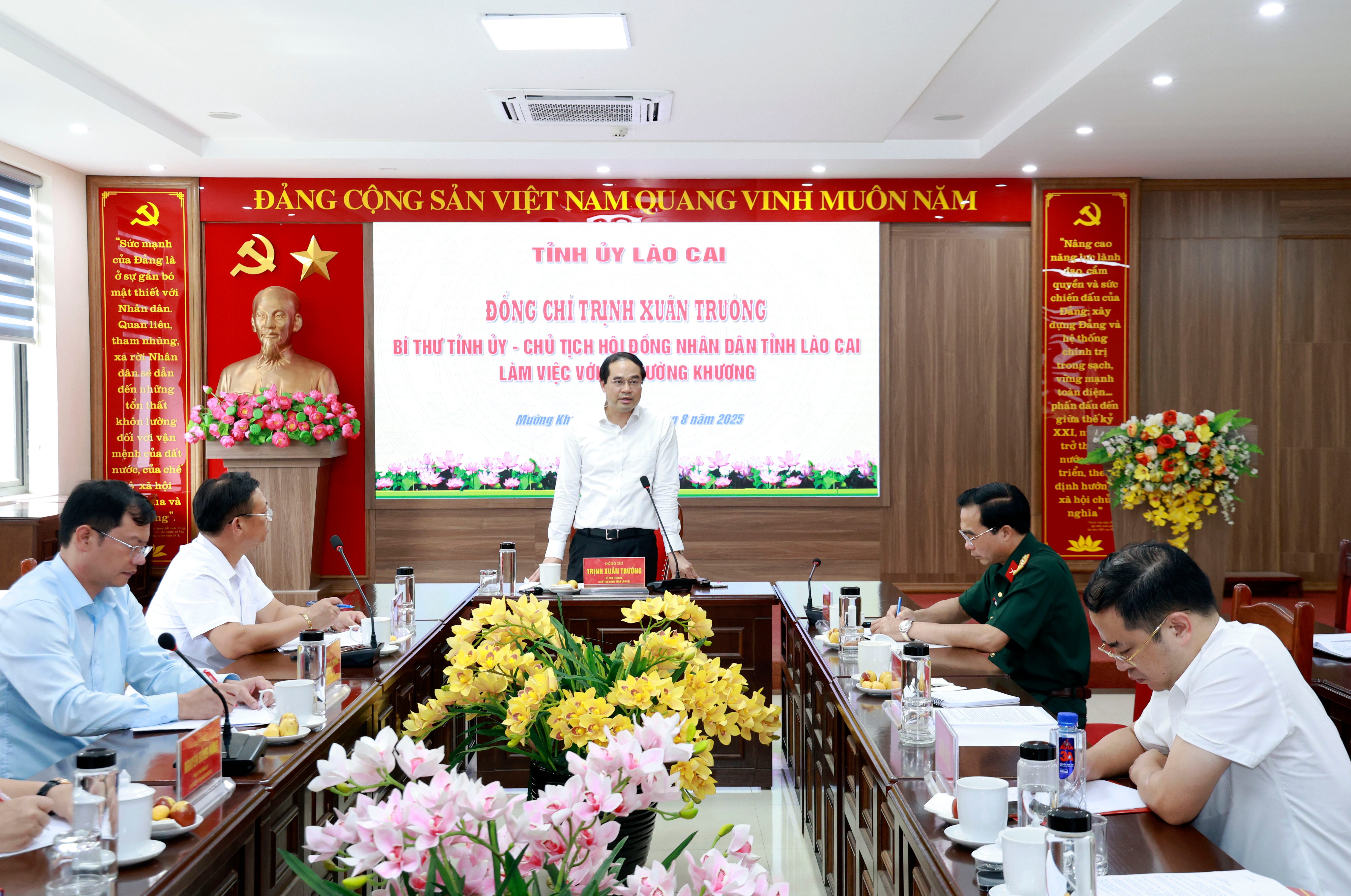 Đồng chí Trịnh Xuân Trường - Bí thư Tỉnh ủy, Chủ tịch HĐND tỉnh phát biểu tại buổi làm việc với cán bộ chủ chốt xã Mường Khương. 060a5930.jpg