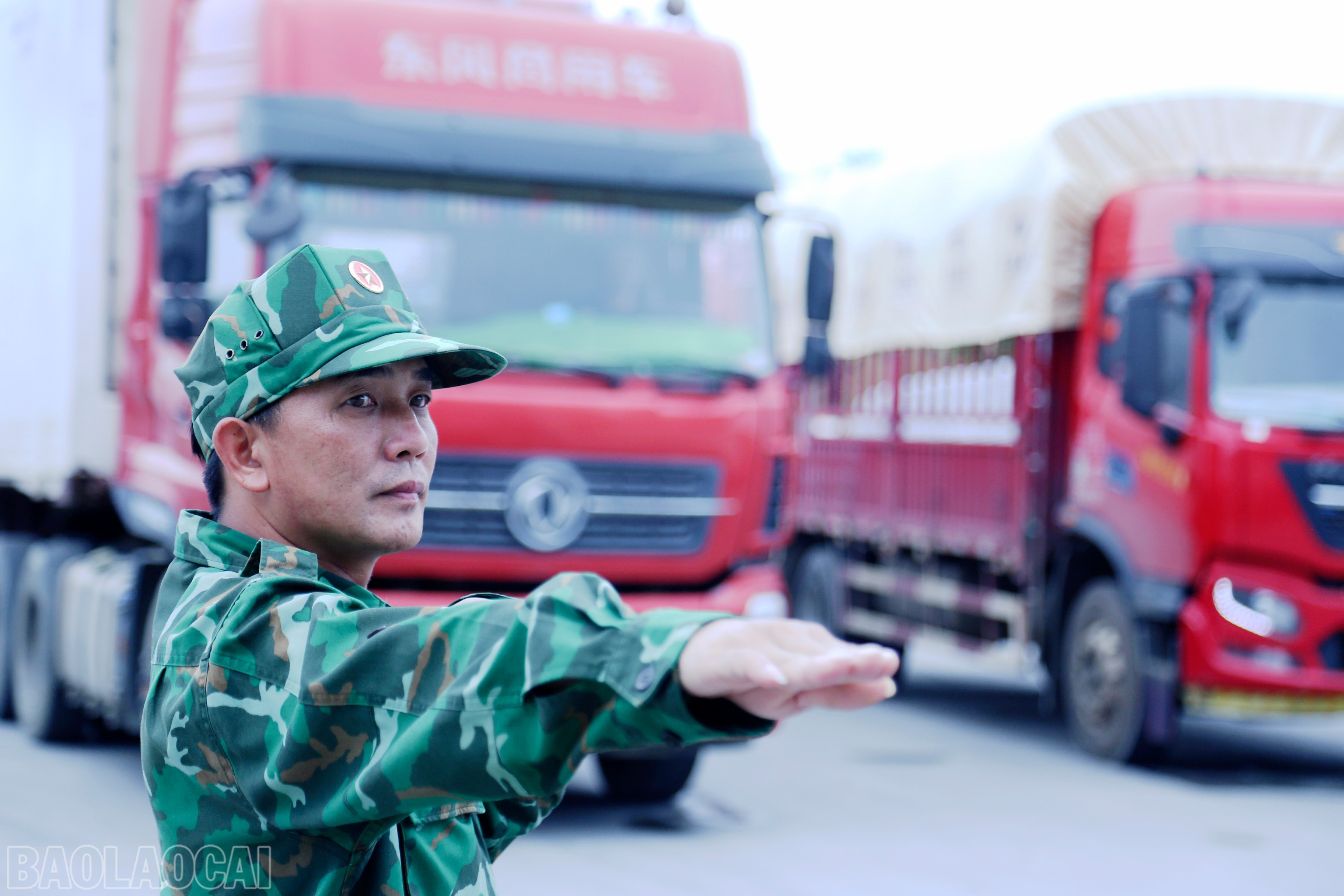 Cán bộ Đồn Biên phòng Cửa khẩu Quốc tế Lào Cai làm nhiệm vụ điều tiết, phân luồng phương tiện vận tải nước ngoài nhập cảnh vào Việt Nam. baolaocai-bl_img-3736.jpg