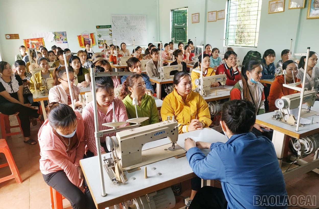 Các lớp may dân dụng - công nghiệp mở tại xã Võ Lao thu hút phụ nữ đến từ các thôn vùng cao. Đây là địa bàn đang được tỉnh quan tâm đầu tư xây dựng Khu công nghiệp tổng hợp đa ngành, trọng tâm là công nghiệp cơ khí, chế tạo, điện tử, điện lạnh và chế biến sâu các sản phẩm nông sản, sản xuất hàng tiêu dùng, công nghiệp phụ trợ. baolaocai-br_cac-lop-may-dan-dung-cong-nghiep-mo-tai-xa-vo-lao-thu-hut-phu-nu-tham-gia.jpg