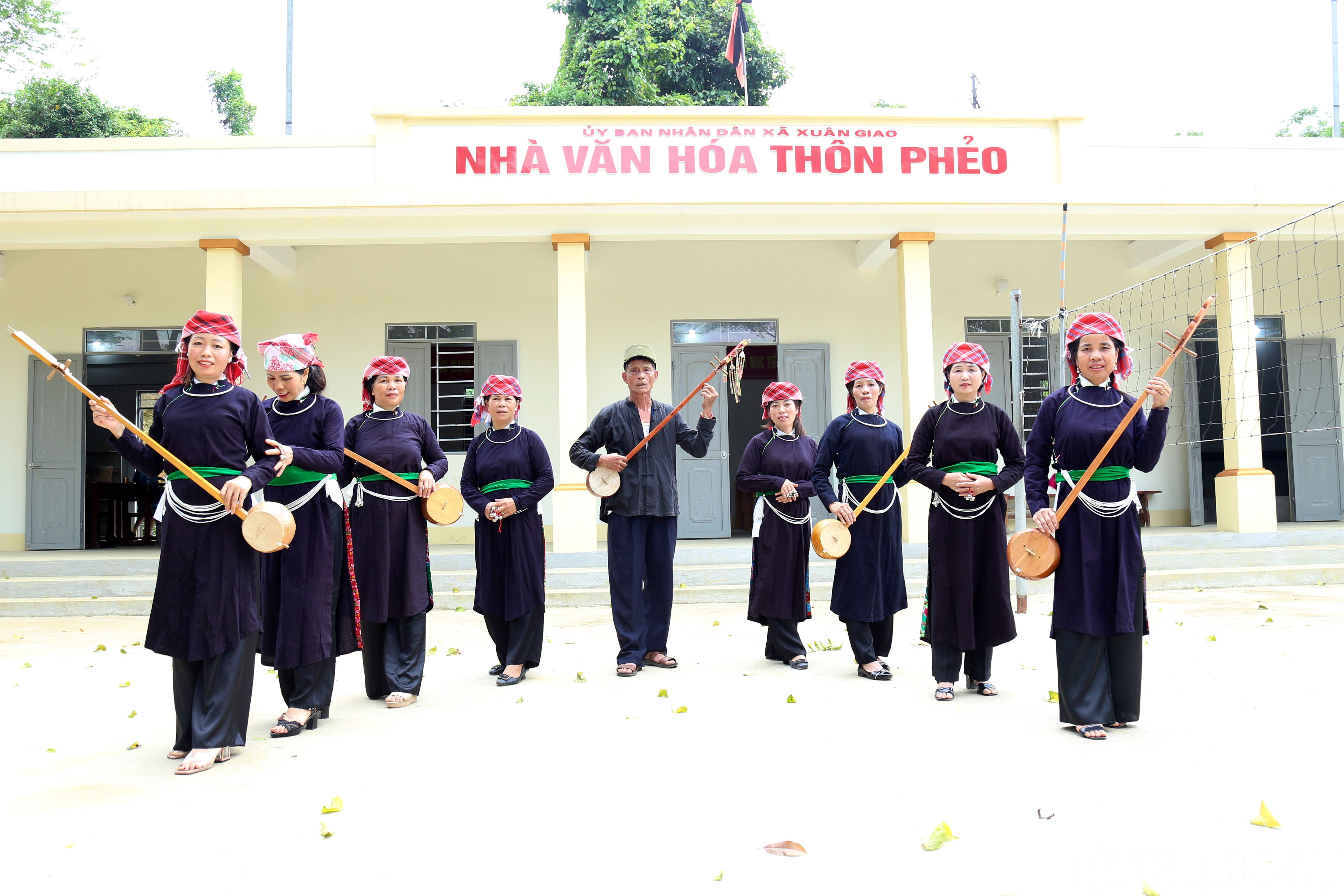 Hoạt động văn hóa góp phần xây dựng môi trường an toàn, thân thiện cho phụ nữ và trẻ em vùng cao. Trong ảnh: Một buổi tập của Đội văn nghệ thôn Phẻo, xã Gia Phú với sự hỗ trợ tích cực của Dự án 8 với nội dung bình đẳng giới. baolaocai-br_img-0170.jpg