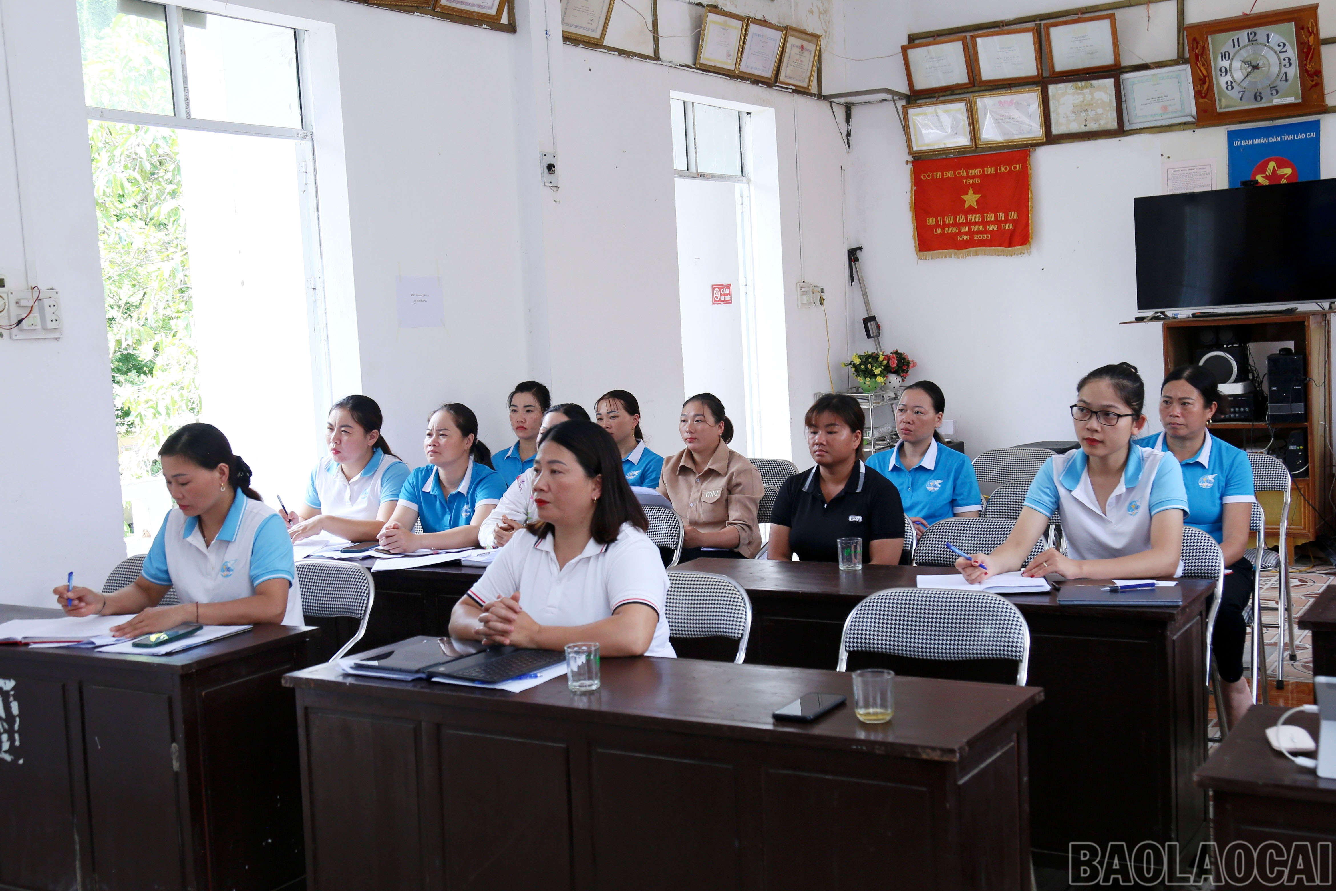 Cán bộ phụ nữ xã Nghĩa Đô tham tập huấn về triển khai Dự án 8. Nội dung tập huấn tập trung vào các nội dung về bình đẳng giới, phát triển toàn diện phụ nữ và trẻ em. baolaocai-br_img-9803.jpg