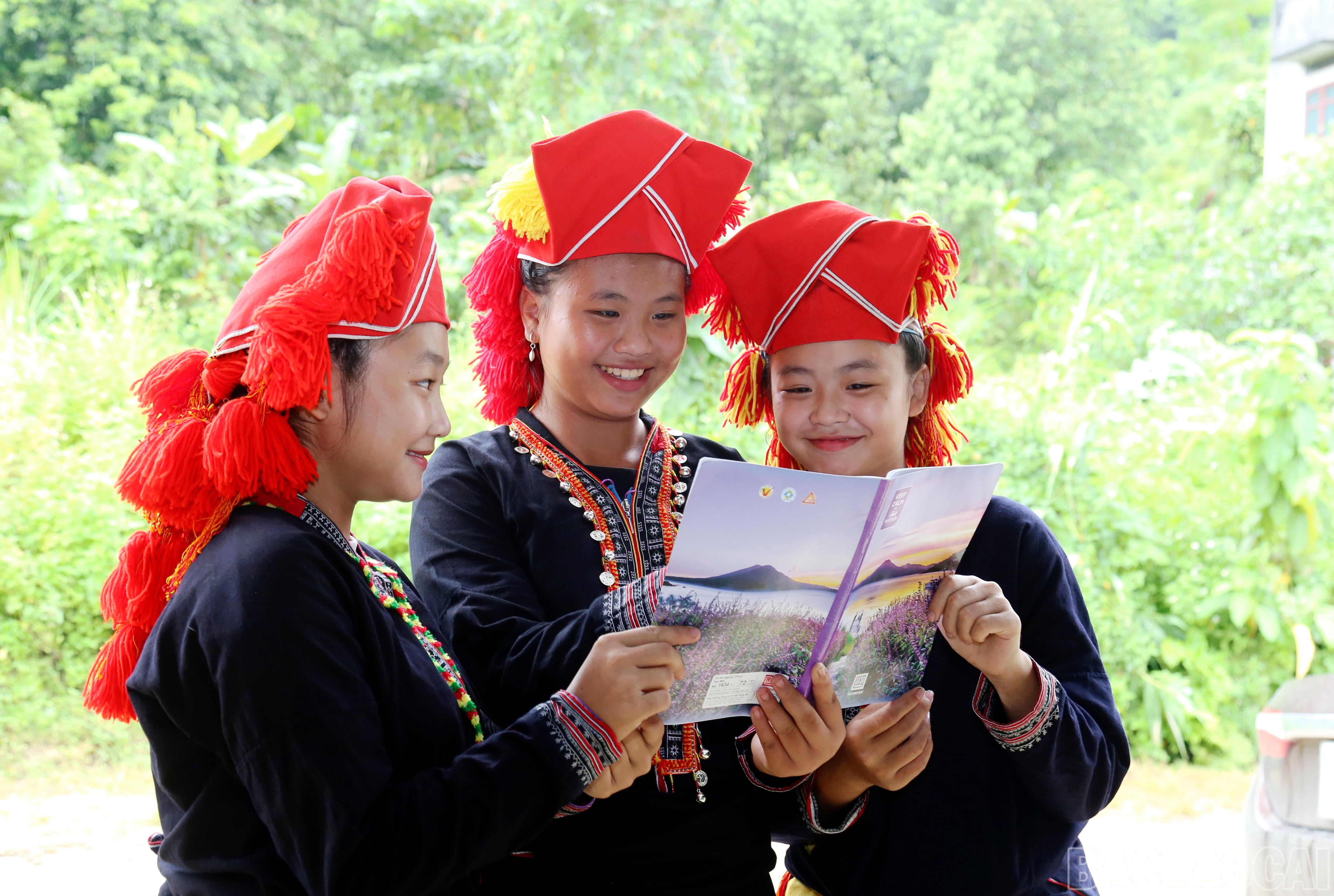 Các nữ thanh niên thôn vùng cao xã Tằng Lỏng tiếp cận với tài liệu có nội dung về sức khỏe sinh sản và bình đẳng giới do Dự án 8 cung cấp. baolaocai-br_img-1753.jpg