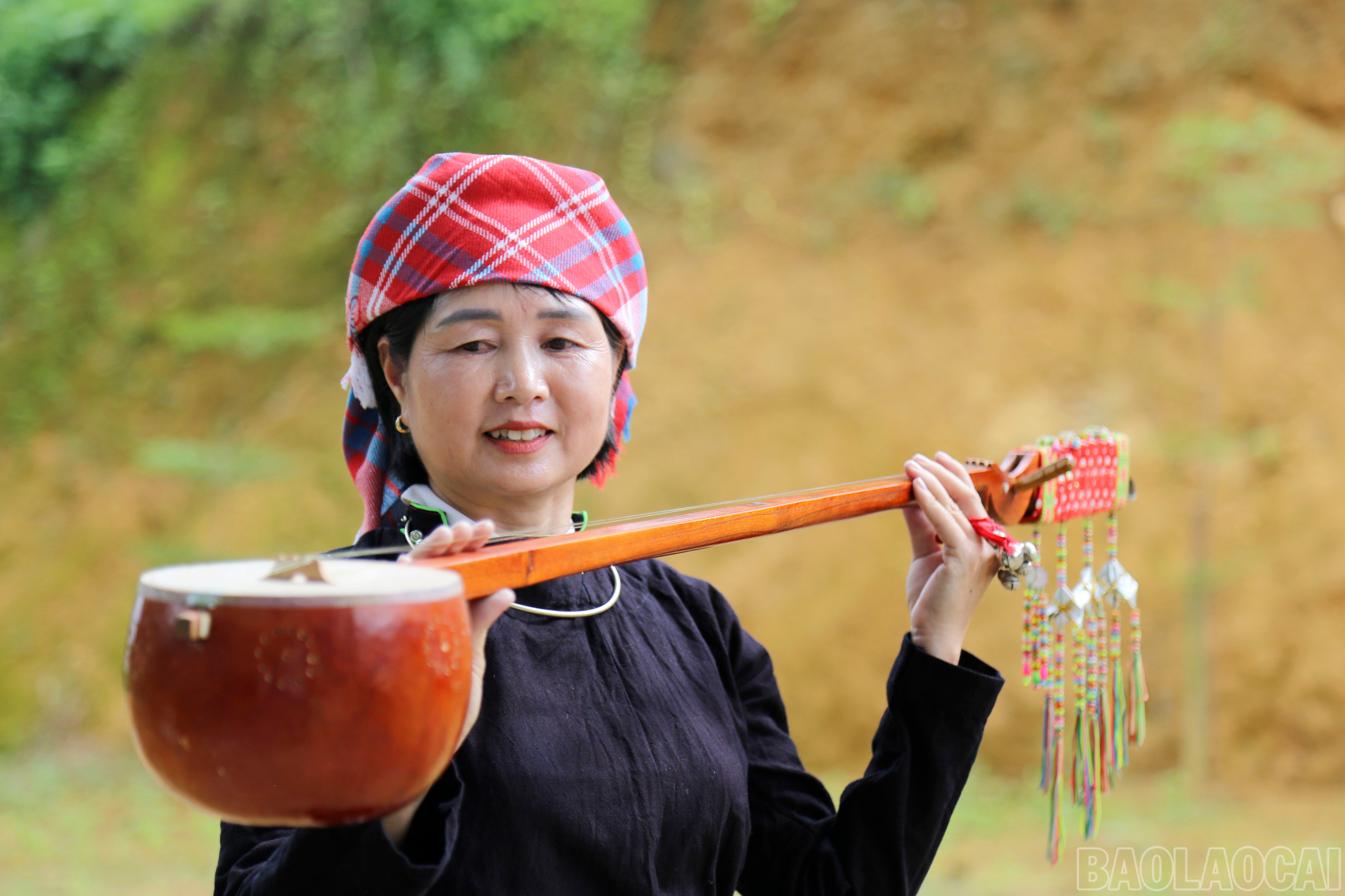 Phụ nữ vùng cao ngày càng có tiếng nói khẳng định mình nhờ các hoạt động xã hội do Dự án 8 mang lại. Trong ảnh: Một diễn viên quần chúng của thôn Hẻo, xã Gia Phú với cây đàn tính, nhạc cụ truyền thống của đồng bào dân tộc Tày. baolaocai-br_img-0336.jpg
