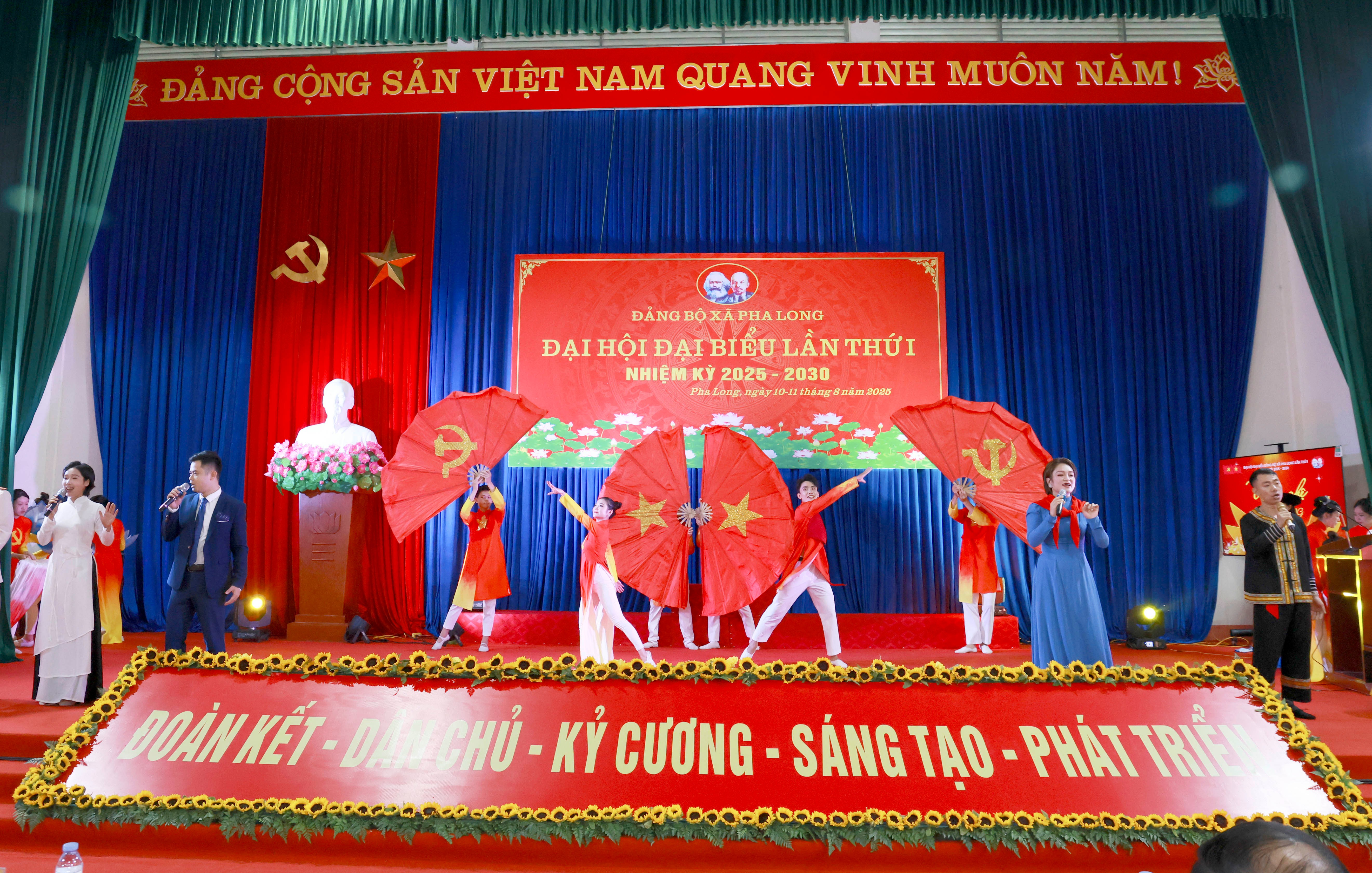 Chương trình văn nghệ chào mừng Đại hội Đảng bộ xã Pha Long. 060a5388.jpg