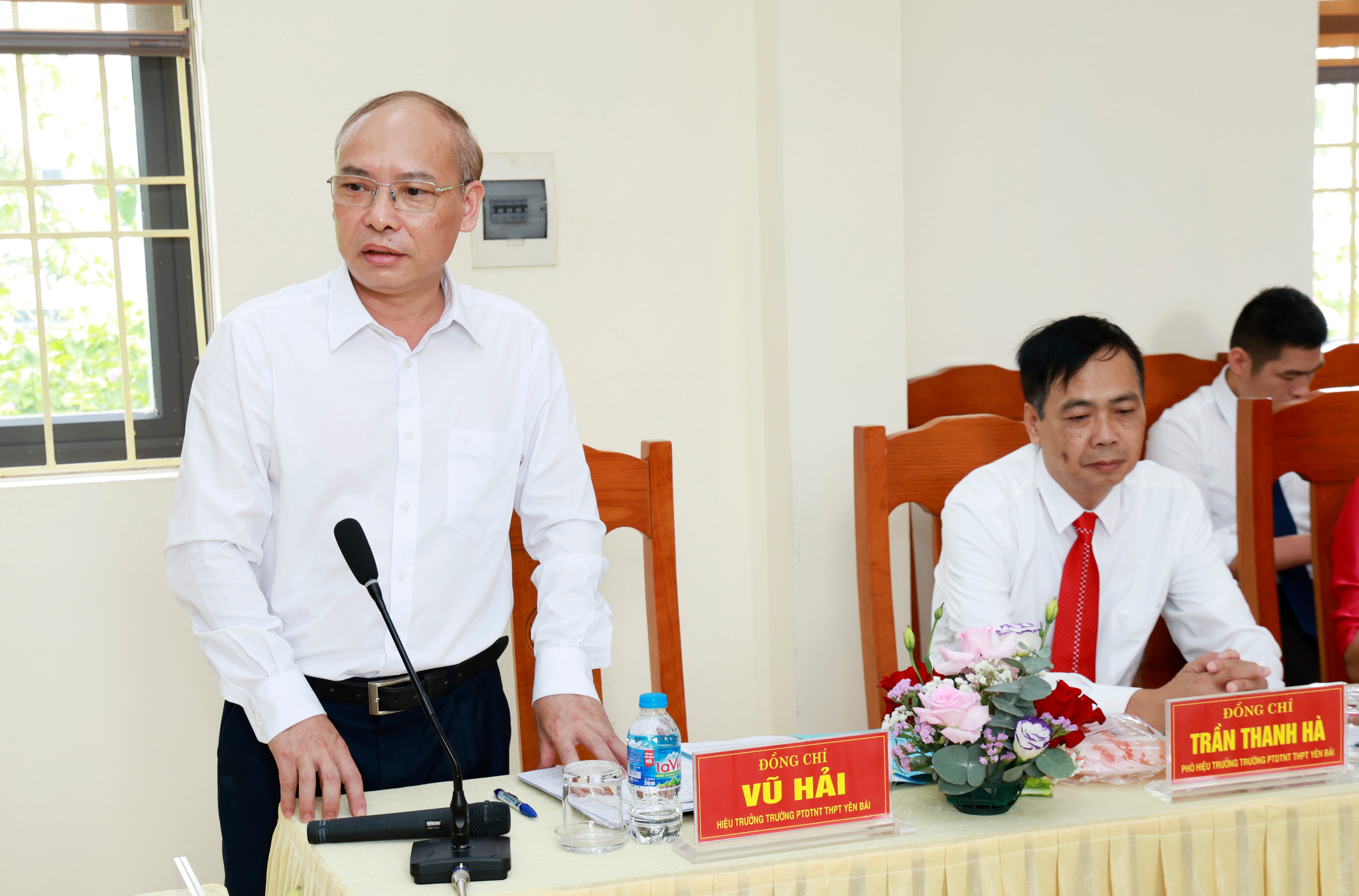 Hiệu trưởng Vũ Hải báo cáo việc thực hiện nhiệm vụ với Đoàn công tác của tỉnh. 060a6576.jpg